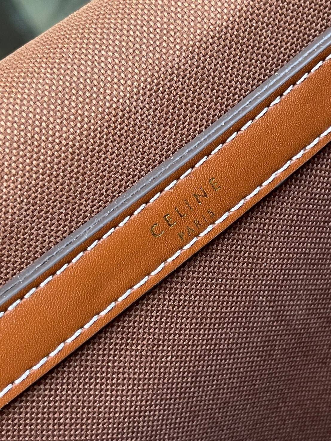 VIP 】Celine Messenger Folco Bag in Triomphe Canvas โดดเด่นไม่เหมือนกับลวดลายแคนวาสที่เป็นเอกลักษ์แบรนด์แบบไม่เหมือนใครให้ด้วยความเรียบหรูดูทางการ เพิ่มความภูมิฐานให้กับคุณอย่างลงตัวเลยทีเดียวสำหรับกระเป๋าทรงแนวนอน ซึ่งเป็นกระเป๋าที่ได้รับความนิยมอย่างมาก 