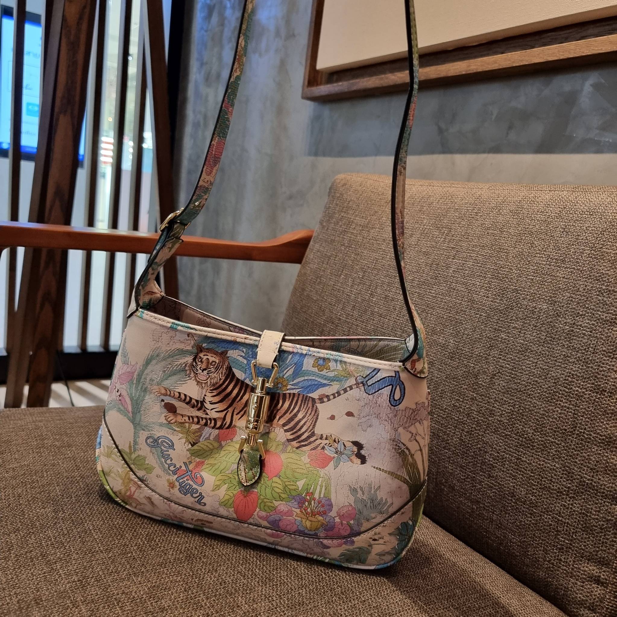 GUCCI SHOULDER BAG โปรเจคฉลองปีเสือ ปังฉุดไม่อยู่!! คอลเลคชั่นยอดฮิต GC multi bag ไซส์ใหญ่น่าสะพาย ดีไซน์ลวดลายชิคมากๆ!! โดดเด่นไม่ซ้ำใคร กับกระเป๋าสะพายวีไอพี พรีเมี้ยมกิ๊ฟที่จะทำให้หลงรักกันไปแบบสุดๆ มีดีเทลแฝงความหรูในตัว วัสดุหนังสังเคราะห์พรินท์ลายคม