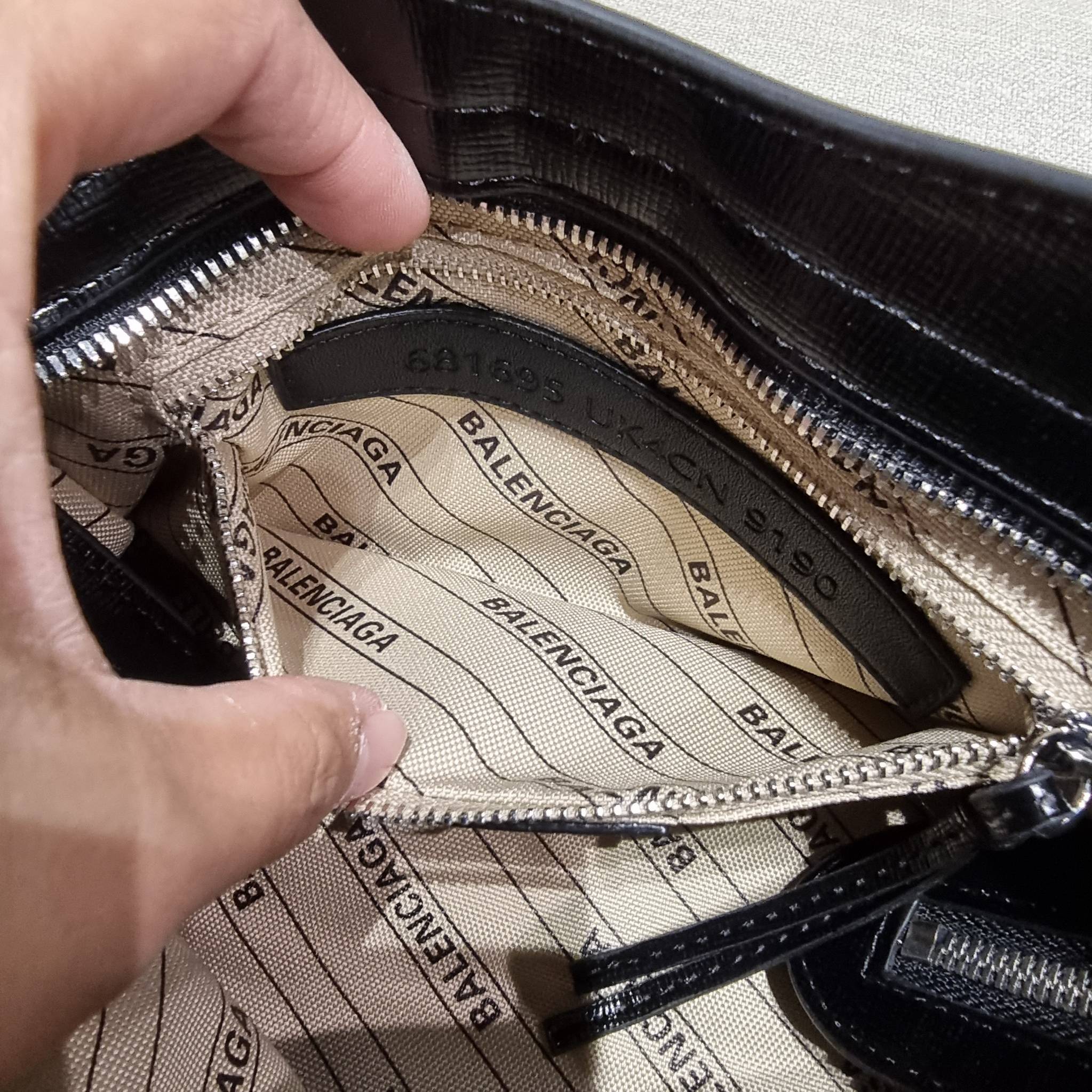 ไซส์ใหม่ กับรุ่นคอลแลบอีกหนึ่ง ที่ฮอตติดลมไม่เลิก!! Gucci×Balenciaga neo floral small bag กระเป๋าถือ/สะพายข้างที่โดดเด่นในสไตล์ที่ไม่ซ้ำ ไม่เกร่อ ดีไซน์มีกิมมิคและลูกเล่นแพรวพราว ทั้งหนังรูดซิป ทั้งหูจับ ทั้งความตกแต่ง มีดีเทลอัพราคาไปหมด วัสดุผ้าแคนวาสตั