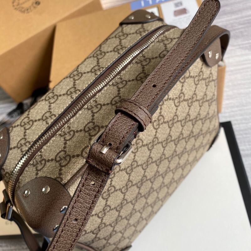 VIP 】หนังแท้ Gucci Box Type Sling Bag พร้อมส่งที่ไทย กระเป๋าสะพายดีไซน์ใหม่ ทรงกล่องคลาสสิคที่ดัดแปลงให้ดูนุ่มนวลและทันสมัย ใช้งานได้สะดวกคล่องตัวมากขึ้น ด้วยสายสะพายครอสบอดี้ วัสดุหนังแท้คุณภาพดี เปิด-ปิดด้วยตัวล็อคแน่นหนา ภายในโล่งกว้าง ถือเก๋ๆ ถ่ายรูปส