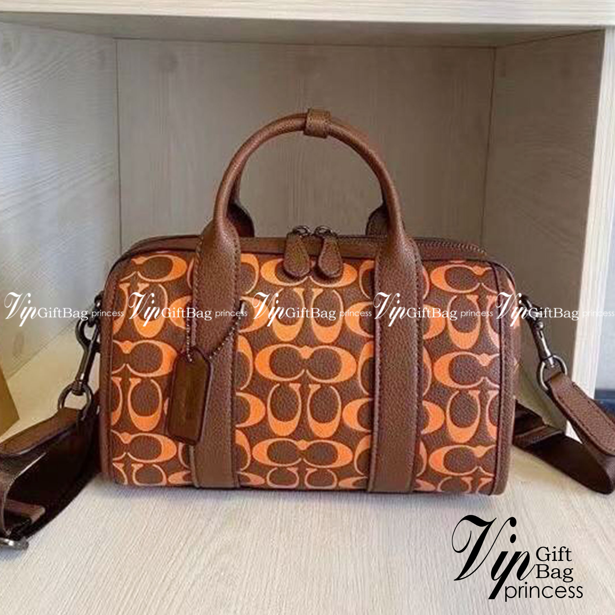 COACH GOTHAM DUFFLE / Coach Gotham 24 travelling bag handbag shoulder bag พร้อมส่ง กระเป๋าทรงหมอนรุ่นใหม่บ่าสุดปี 2022 รุ่นนี้สามารถใช้ได้ทั้งชาย//หญิง หนังแท้อย่างดี นิ่มทรงสวย มากๆค่ะ ภายในกระเป๋าสามารถใส่สัมภาระที่จำเป็นในชีวิตประจำวันได้ครบเลยค่ะ; มีช