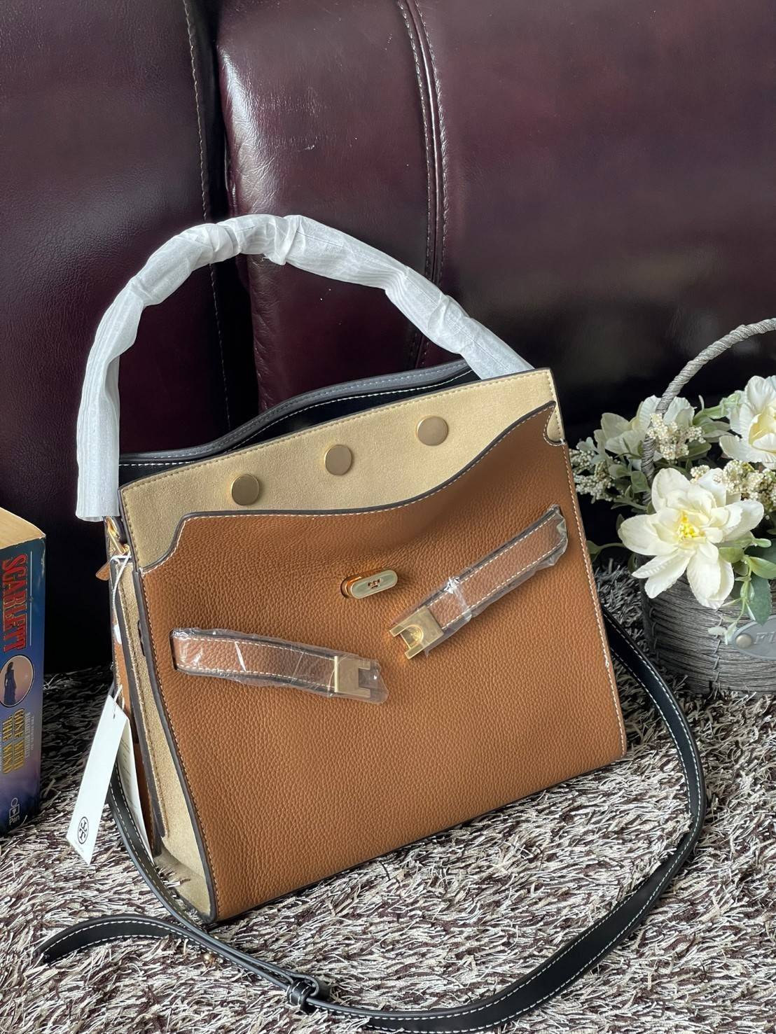 Tory burch lee radziwill pebbled small double bag กระเป๋า Lee Radziwill Double Bag สุดหรู ที่คำนึงถึงการเลเยอร์หนังและหนังกลับอย่างประณีตลงไปในงานดีไซน์ สามารถปรับปากกระเป๋าได้ 3 แบบตามต้องการ พร้อมนำเอาความเป็น American Luxury มาตีความใหม่ผ่านแง่มุมของคว