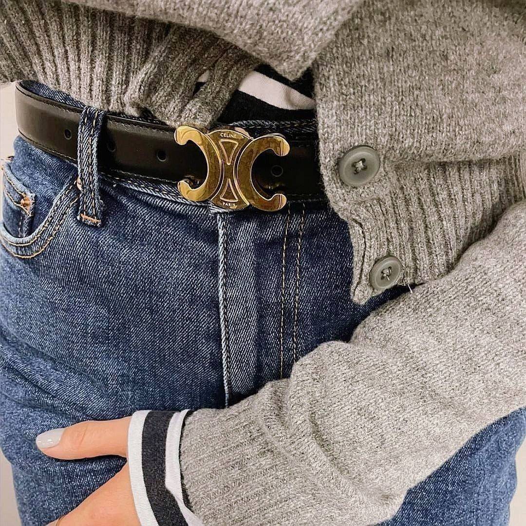 Celine Vintage Logo Leather Belt วัสดุ Calfskin หนังเรียบสวยขนาดกำลังดี หัวเข็มขัดโลโก้แบรนด์อะไหล่สีทองดีไซน์ 3D Vintage สายเข็มขัดปรับระดับได้ในดีไซน์เรียบหรูเข้ากับทุกลุ๊ค ใช้ได้ทั้งชายและหญิงค่ะ สินค้ามาพร้อมกล่องกระดาษและถุงแบรนด์ห้ามพลาดค่ะ!
