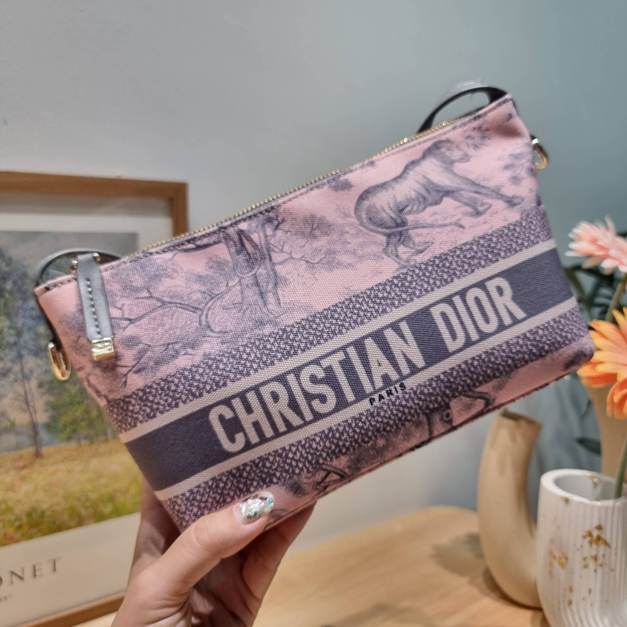 Dior travel nomad pouch / DIOR POUCH BAG พร้อมส่ง กระเป๋าทรงพอช ขนาดกำลังดี ดีไซน์ให้เป็นได้ทั้งกระเป๋าพกพาเอนกประสงค์ เวลาไปท่องเที่ยว หรือจะใช้เป็นกระเป๋าหลักพกของสำคัญก็ได้