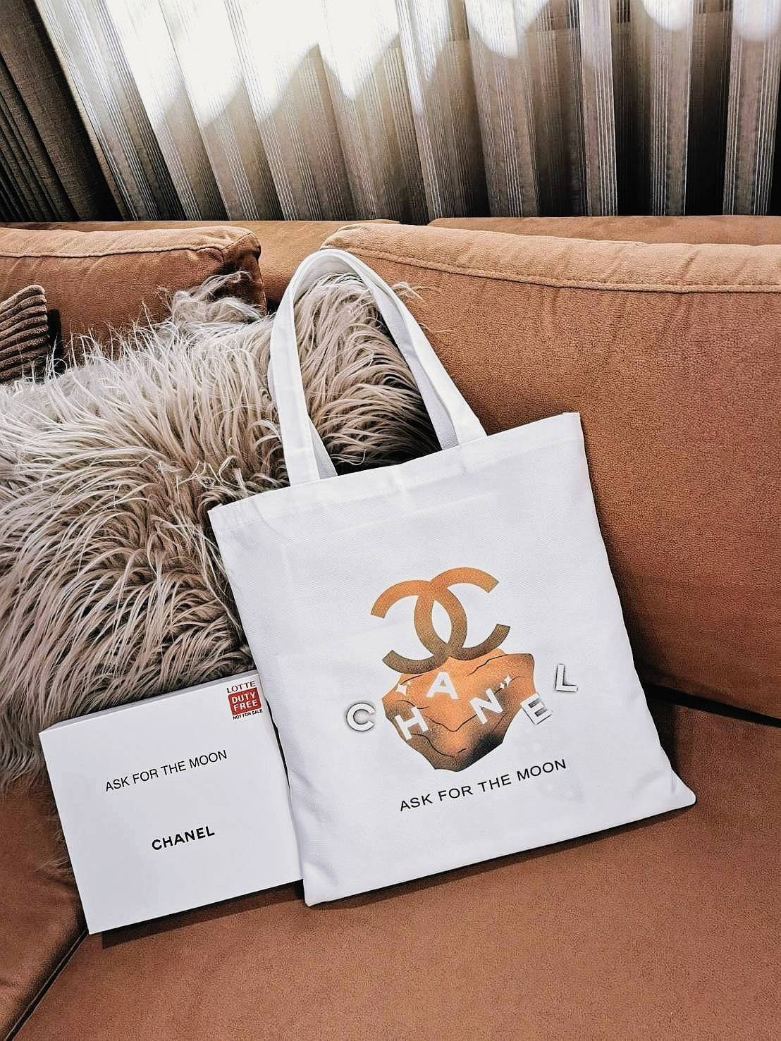 Chanel Canvas Shopping Bag VIP Gift With Purchase (Event-GWP) พรีเมี่ยมกิ๊ฟรุ่นใหม่ล่าสุดคอลเลคชั่น Chanel Nº5 Holiday "Ask for the moon" จาก Chanel Perfume Counter Duty Free ขนาดใหญ่กำลังดีวัสดุ Canvas เนื้อหนาสกรีนแบรนด์ทั้ง2ด้านอย่างดี จุของไ