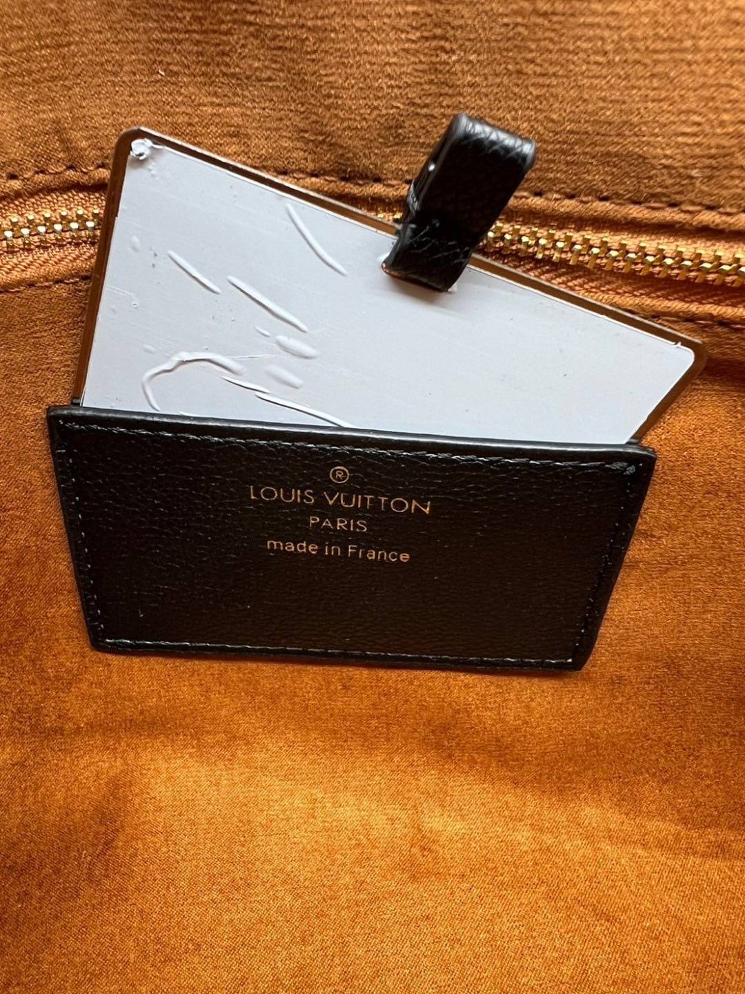 LV Twist Bag 27cm กระเป๋าสะพายดีไซส์เรียบหรูดูแพง ต้องยกให้รุ่นนี้ โลโก้อะไหล่สีทองหรูหราโดดเด่น ที่สุดของความสวยคลาสสิคย้อนยุค ภายในเป็นช่องโล่ง ควรมีติดตู้ไว้ซักใบค่ะ