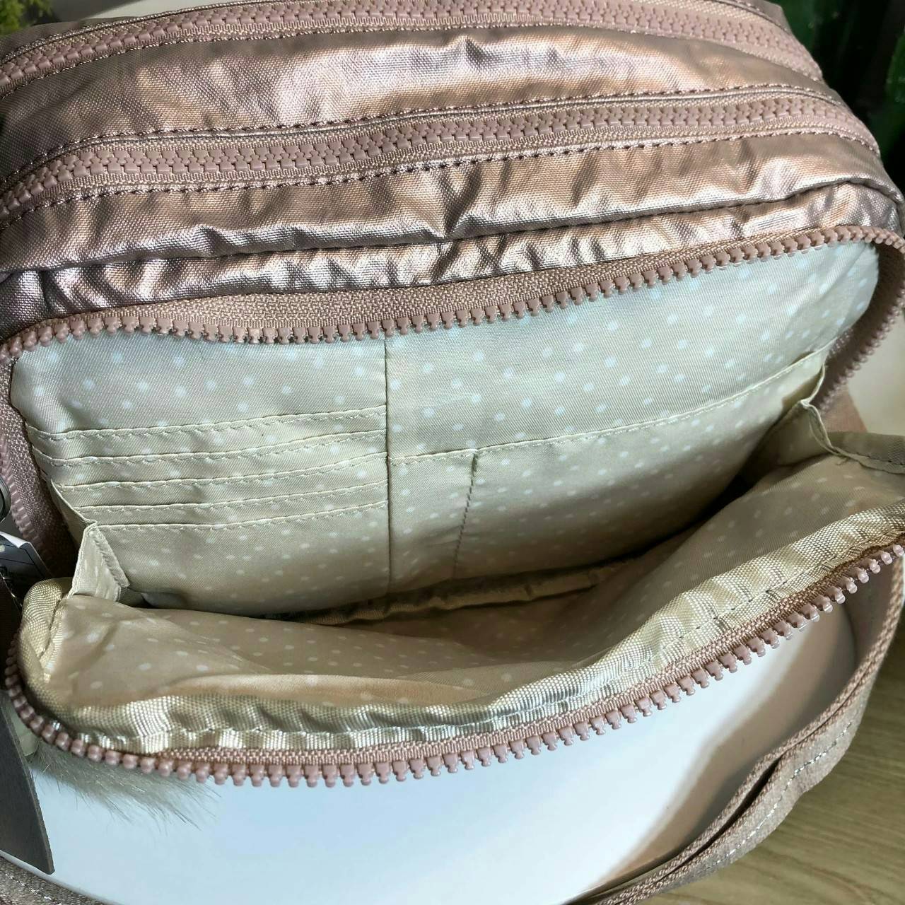 Kipling Silen สี Metallic กระเป๋าสะพายรุ่นใหม่ สายสะพายปรับระดับสั้น-ยาวเป็นกระเป๋าสะพายเฉียงลำตัวได้ค่ะ ช่องซิปเยอะ ใส่ของได้เป็นสัดส่วน จุสัมภาระได้ดีเลยค่ะ ช่องซิปด้านในเป็นช่องแบบเสียบการ์ดได้ด้วย หยิบใช้สะดวก แจ๋วไปเลยค่ะ ทรงสวย สะพายน่ารักค่ะ