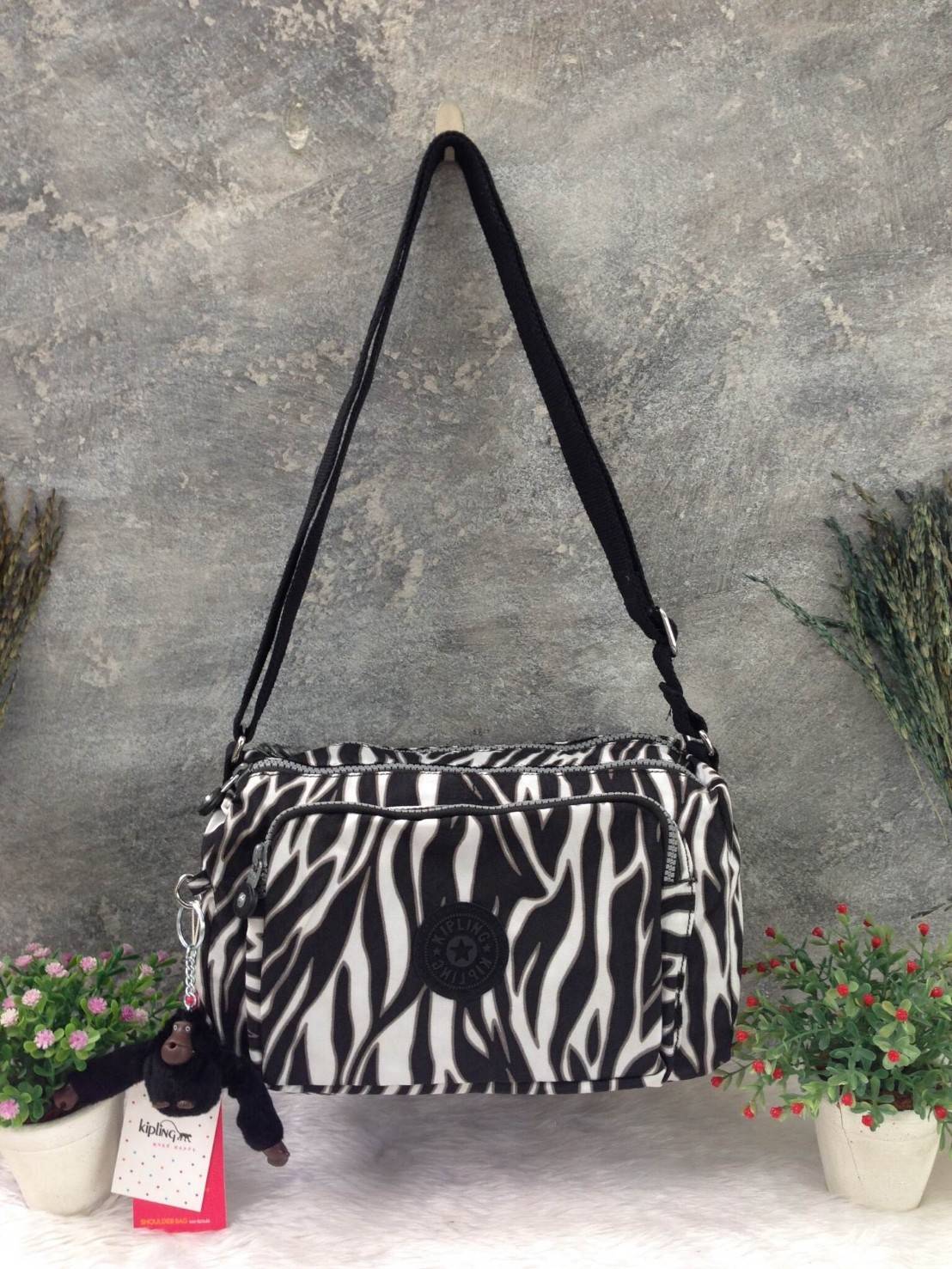 🎄กระเป๋าสะพาย KIPLING รุ่น Reth วัสดุไนล่อนคุณภาพดี มาพร้อมดีไซน์ทันสมัย และสามารถใช้งานได้อย่างดี เข้ากับทุกการแต่งตัว โดดเด่นด้วยพื้นที่ภายในและช่องต่างๆ ที่ให้คุณจัดเก็บของสำคัญได้ครบถ้วน ไม่ว่าจะเป็นมือถือ ปากกา หรือไอเท็มจำเป็นของคุณ สายสามาร