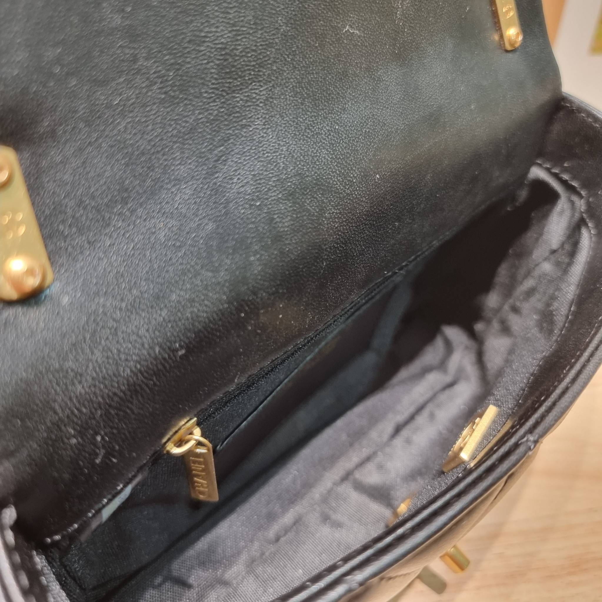 Chanel chunky chain bag in black สวยฟาดย้อนยุคความหรู ในราคาที่จับต้องได้ กับกระเป๋าสะพายไหล่ ไซส์กำลังสวย โดดเด่นด้วยสายสะพายโซ่สลับหนังเส้นใหญ่ ทนทาน ดูแพง