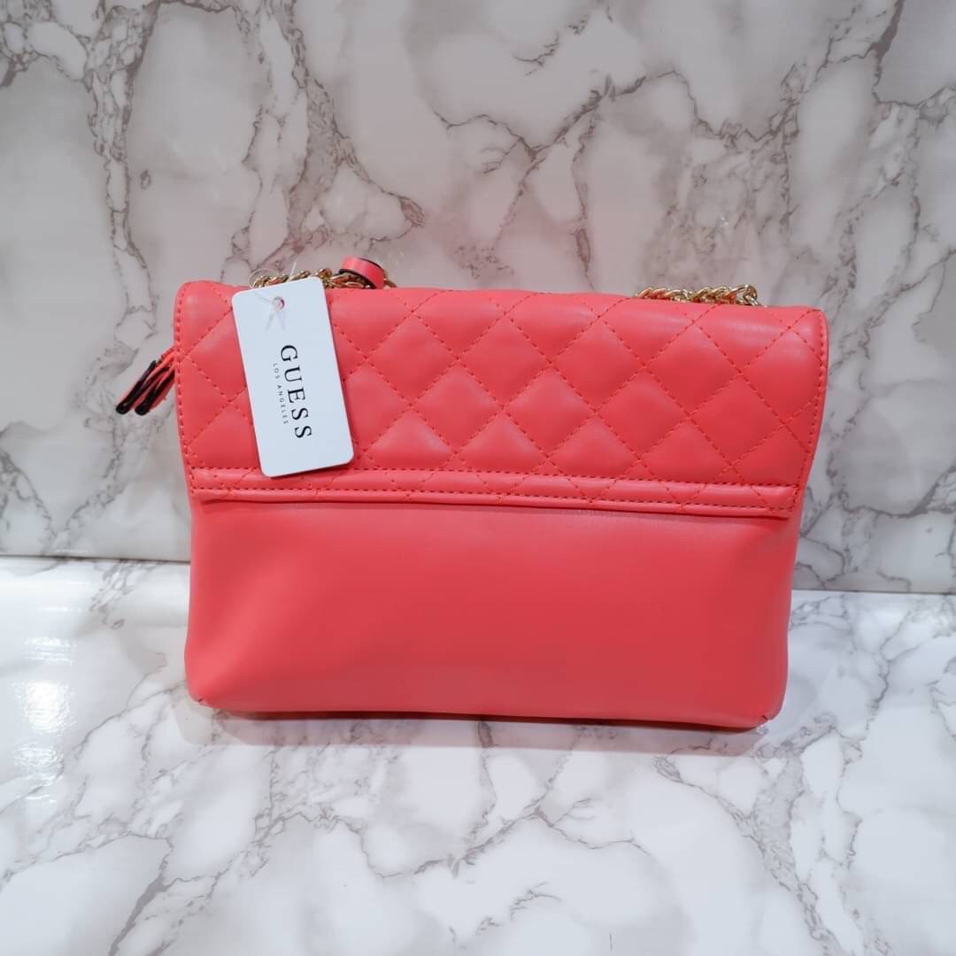 Guess elliana convertible flap over crossbody กระเป๋าสะพายจาก GUESS ดีไซน์กระเป๋าทรงทันสมัย ผลิตจากวัสดุคุณภาพดี ตัดเย็บอย่างพิถีพิถัน