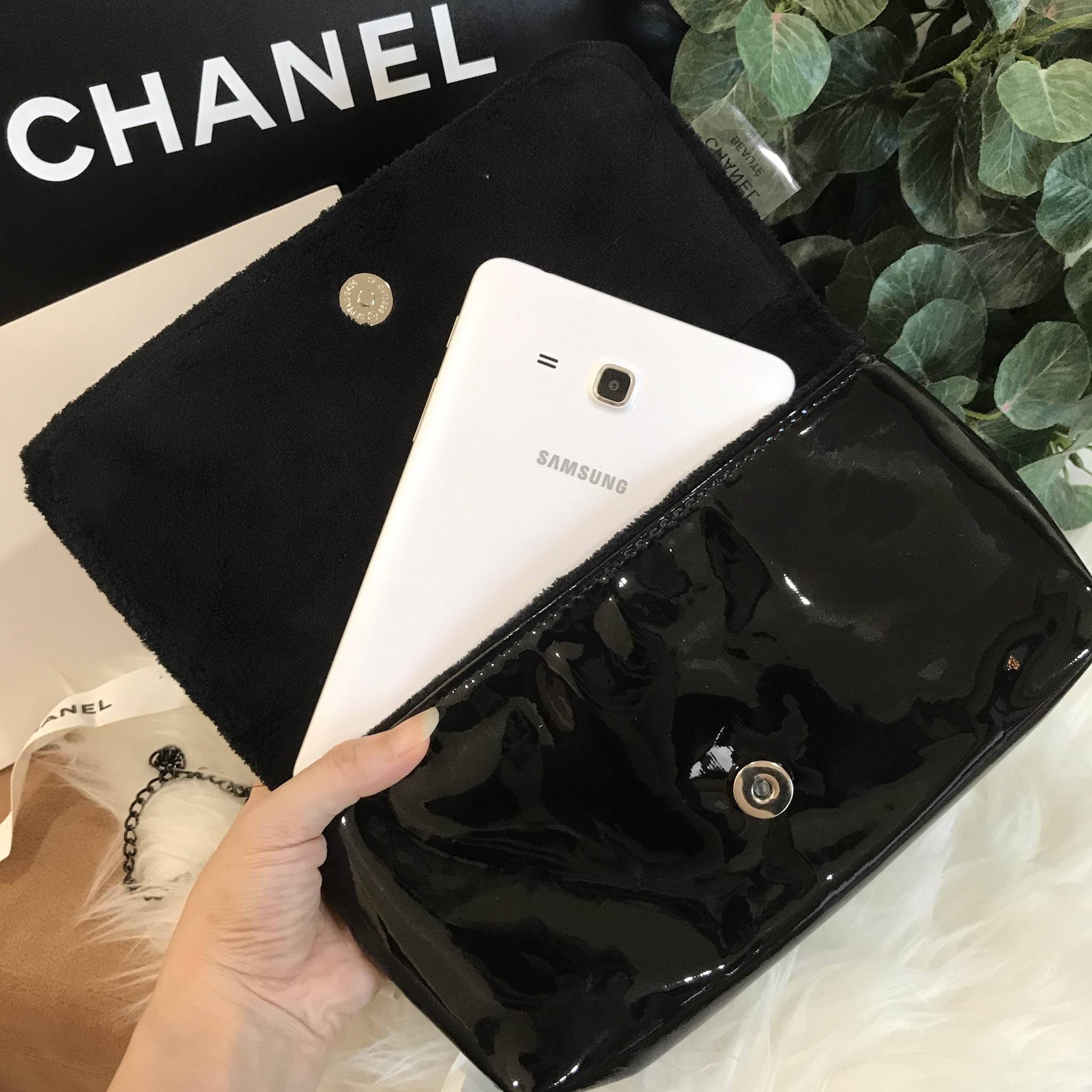 Best sellerแห่งปี! ต้องกดเลิฟให้ใบนี้เลย กระเป๋าclutch & shoulder bag สี Classy black งานพรีเมี่ยมกิ้ฟ จากเคาเตอร์ต่างประเทศ จากแบรนด์ Chanel เป็นกระเป๋าหนังแก้วเงา สวยหรู ตามแบบฉบับของแบรนด์เลย ตัวกระเป๋าขนาดกำลังดี ใส่มือถือได้ทุกรุ่น สามารถเก็บสายถือเป