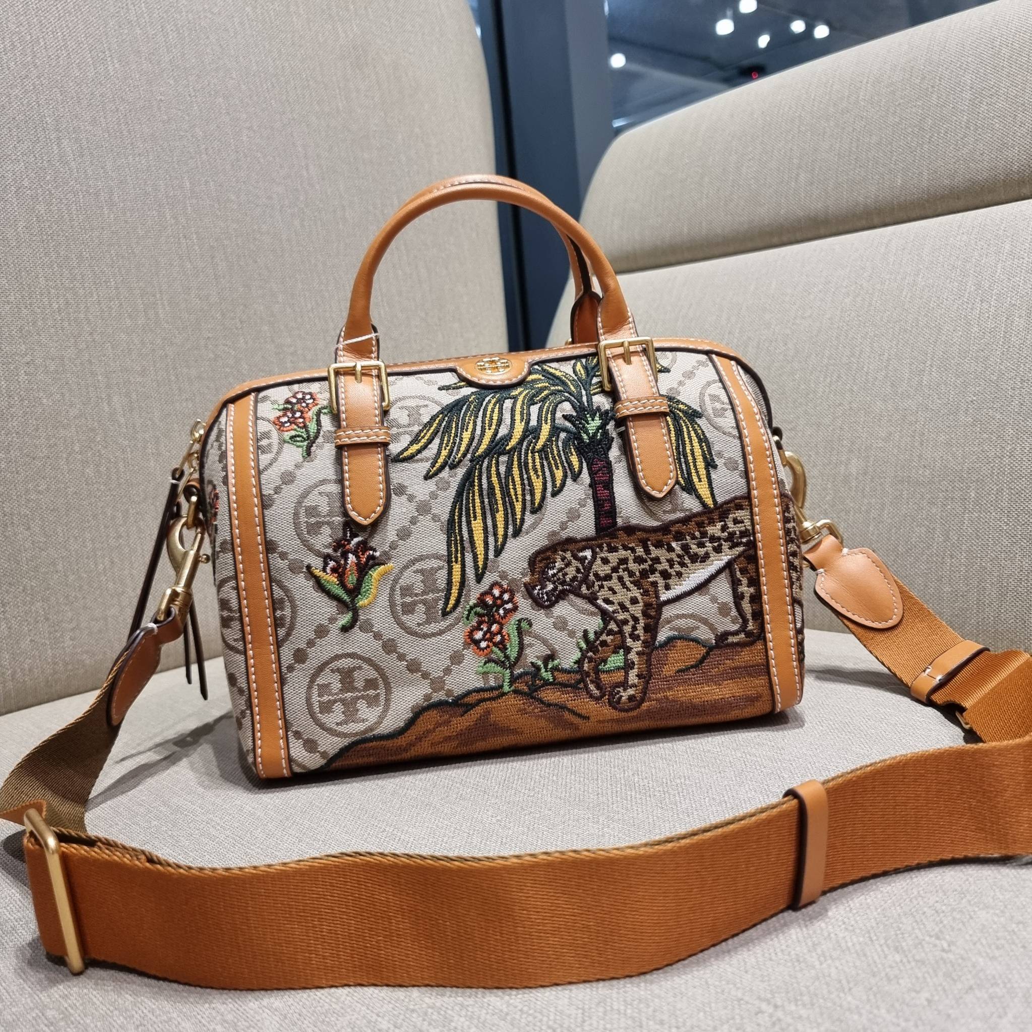 TORY BURCH T MONOGRAM JACQUARD EMBROIDERED DUFFLE คอลใหม่ล่าสุด สวยพร้อมเสิร์ฟแบบไม่ต้องรอพรีฯ ลายโมโนแกรมสุดคลาสสิคที่ถูกดีไซน์รังสรรค์ด้วยงานปักสุดชิค น่าใช้ใจฟูแค่แรกเห็น!! วัสดุ jacquard woven สลับหนังแท้ หูจับในตัว และพร้อมไปเลยกับสายสะพายข้าง ที่จะถ