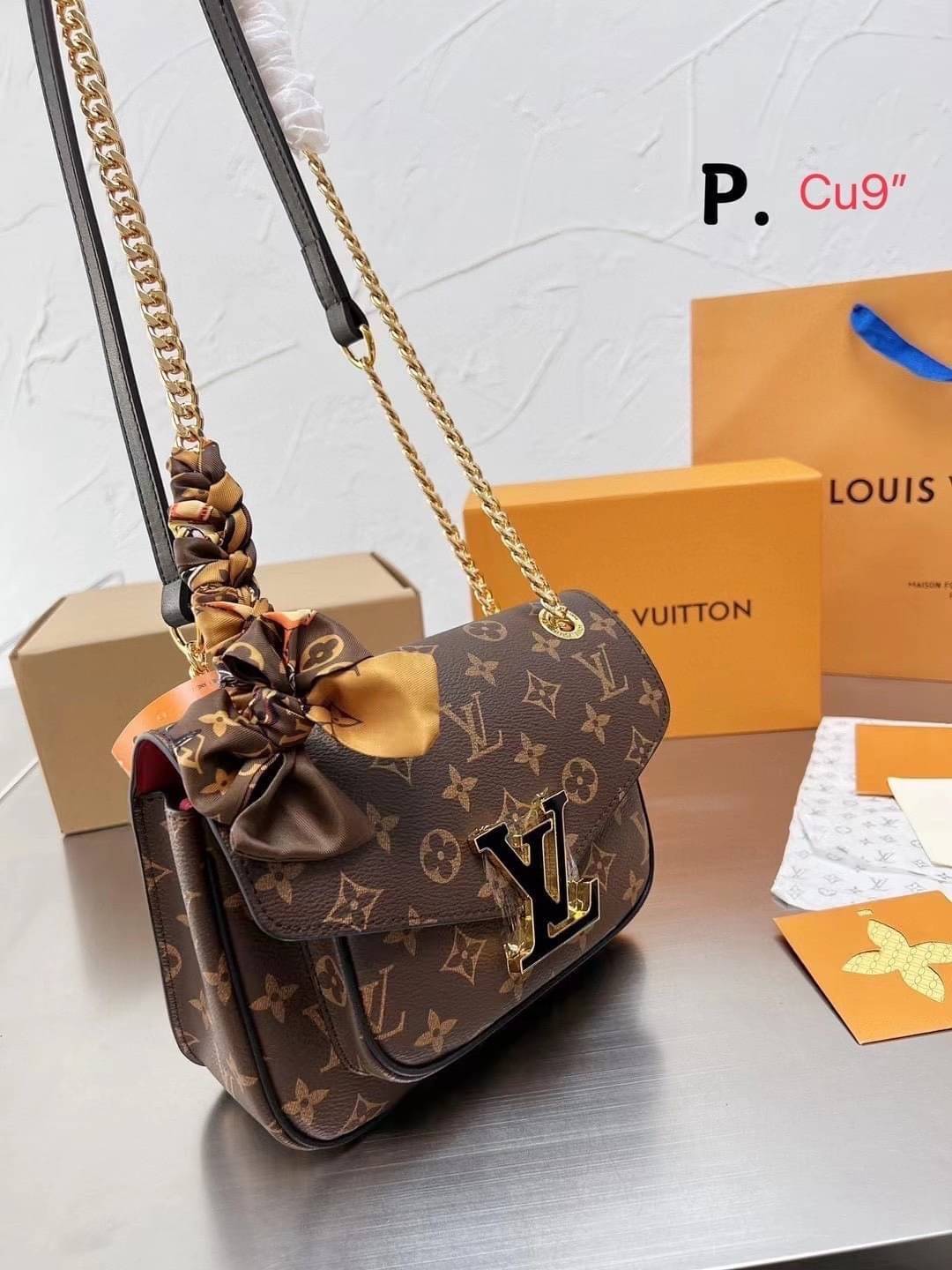 LV Passy Bag Monogram Canvas กระเป๋าสะพายทรงแพซซี่สุดคลาสสิค Rare item น้องดีไซน์ออกมาน่าใช้มากๆ ภายในเป็นช่องโล่ง พร้อมช่องซิป สะดวกใช้งาน -- [รับตัวแทนกระเป๋า]
