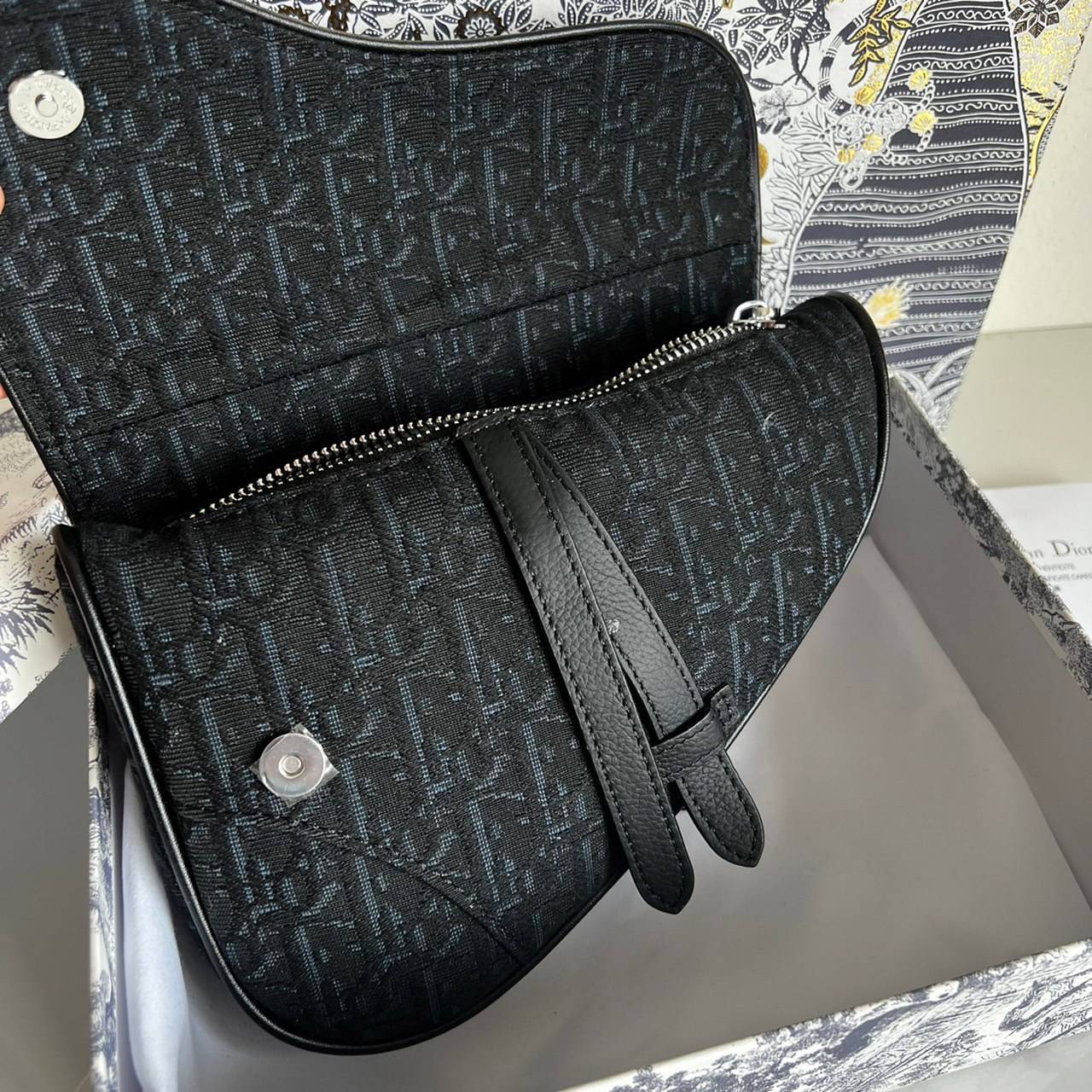 หนังแท้ DIOR SADDLE BELT BAG รุ่นสุดฮิต สามารถคาดอกสะพายข้างหรือคาดเอวก็ได้สามารถใช่งานได้ทั้งชาย/หญิง งานสวยมากพร้อมอุปกรณ์ครบชุด เกรดออริงานเทียบเท่าของแท้เลย กระเป๋ารุ่นยอดนิยมตามแบบฉบับแบรนด์ พร้อมส่งที่ไทย เกรดออริจินอลผ้าแจ๊คการ์ดและหนังแท้ ภาพสินค้