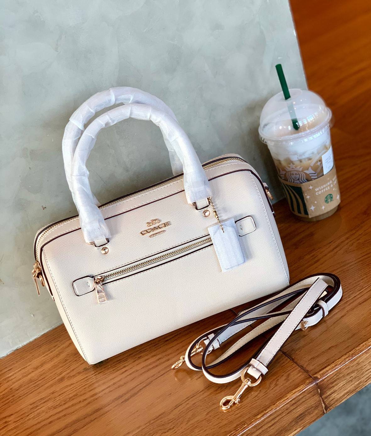 COACH ROWAN SATCHEL BAG ((79946)) กลับมาอีกครั้ง พร้อมสีหายากค่ะ! กระเป๋าหิ้วทรงหมอนสุดฮิตของสาวๆ//สะพายข้างได้ หนังแท้ ลายหนังสวย ทรงสวย ด้านหน้ามีช่องซิปให้หนึ่งช่อง เปิดปิดช่องหลักแบบซิป ภายในกว้างใส่ของจำเป็นของสาวๆได้ครบ มีช่องเล็กและช่องซิปใส่ของจุก