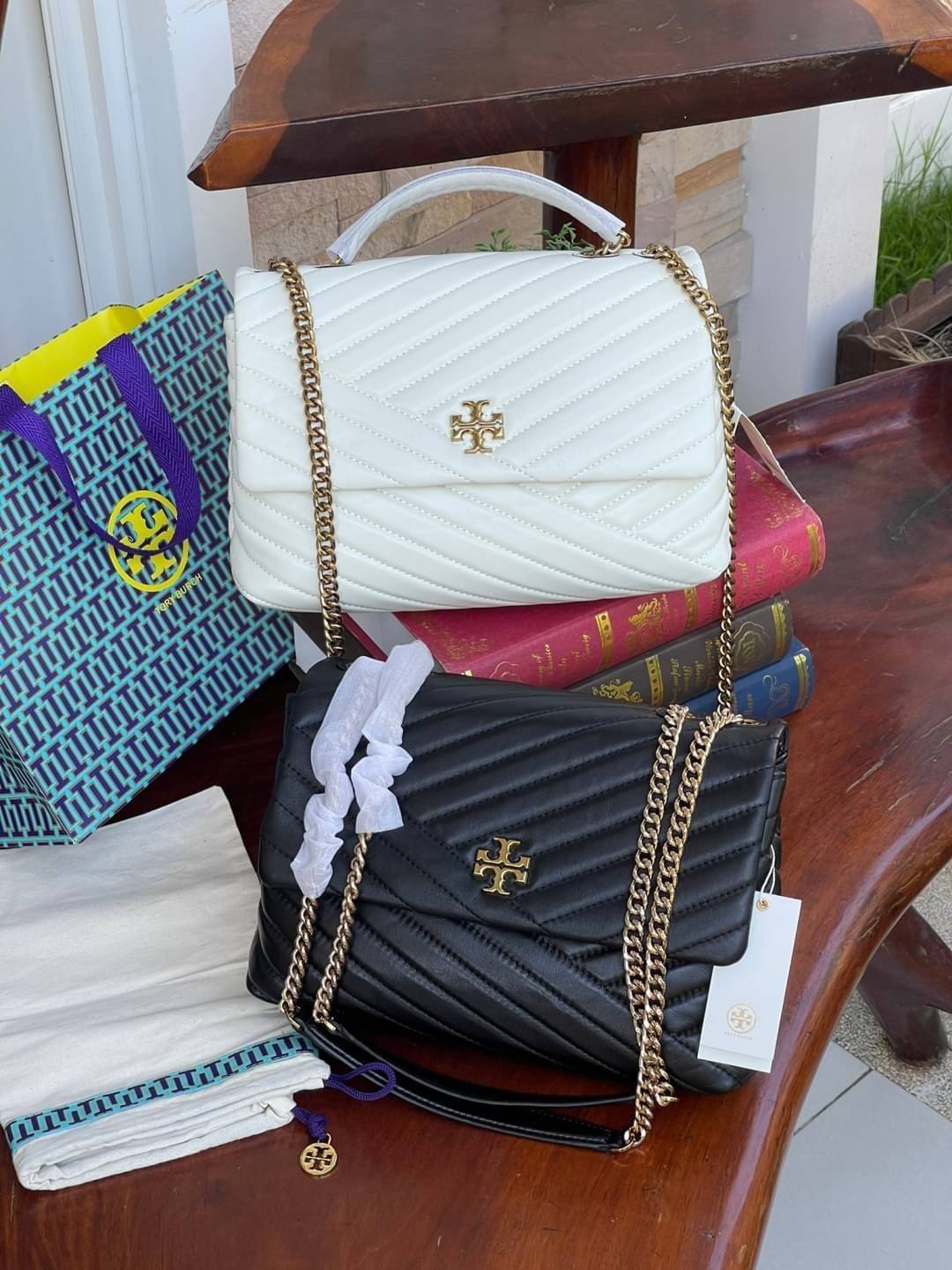 Large : Tory Burch Kira Chevron Quilted Convertible Leather Crossbody Bag เป็นกระเป๋าที่ใช้ในการออกงานสำคัญหรือวันที่มีปาร์ตี้สังสรรค์ คุณควรเลือกใช้กระเป๋าที่มีดีไซน์สะดุดตา เพราะจะช่วยยกระดับและเพิ่มเสน่ห์ให้กับตัวคุณเองมากยิ่งขึ้น หากเป็นงานทางการ เช่น