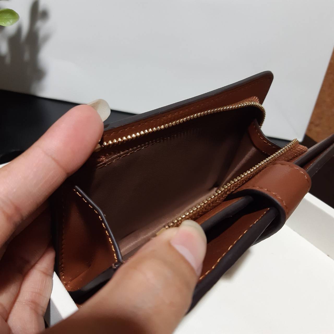 ของแท้ COACH F23553 MEDIUM CORNER ZIP WALLET IN SIGNATURE CANVAS กระเป๋าสตางค์ใบกลาง ขนาดกำลังเหมาะมือ