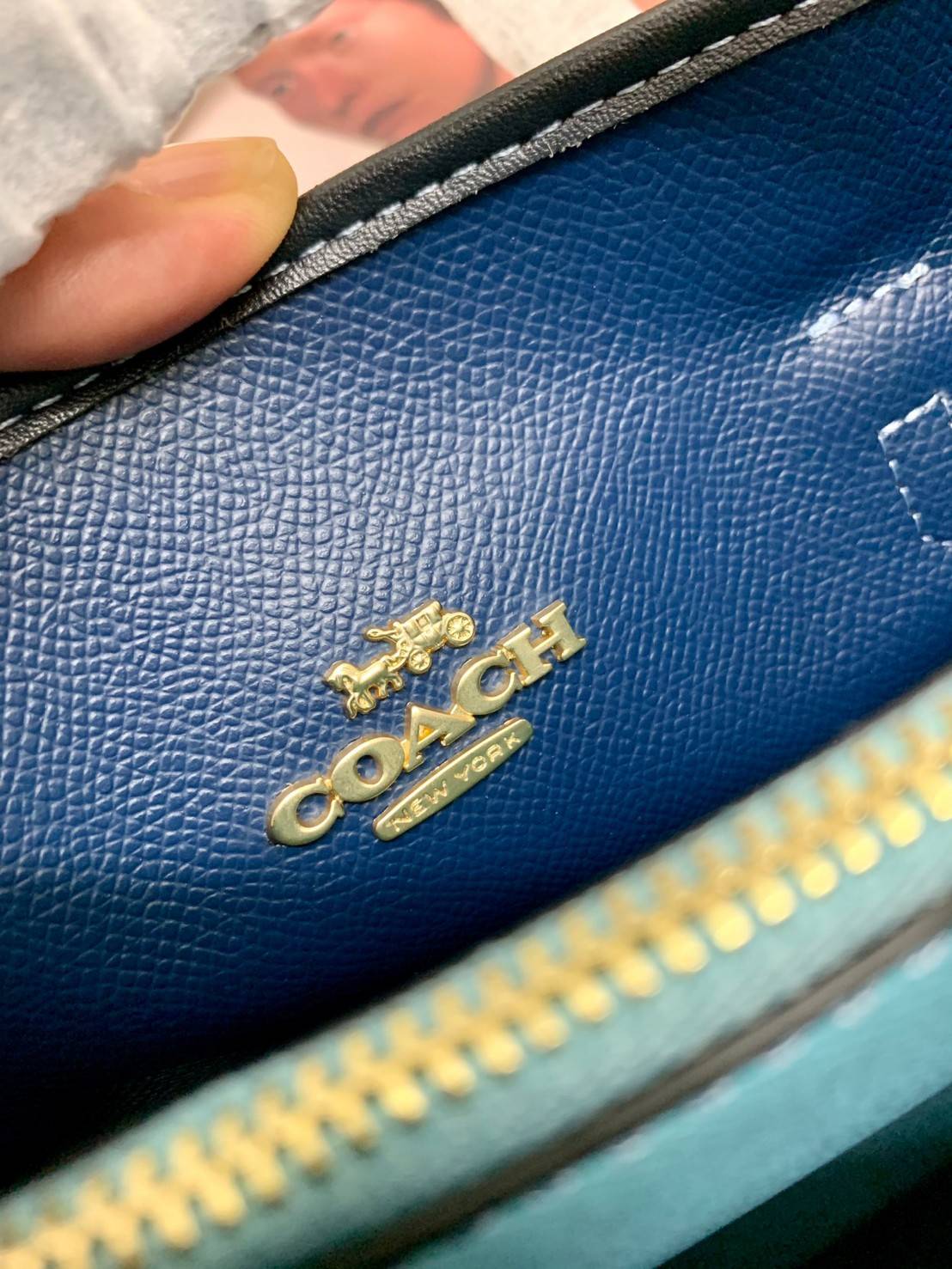 COACH C4086 MOLLIE TOTE 25 IN SIGNATURE JACQUARD WITH STRIPES แจกความสดใสด้วยลุคคัลเลอร์ฟูล กระเป๋าทรงโท้ท มินิไซส์ ตกแต่งลายเอกลักษณ์ถักทออยู่บนผ้า jacquard ตัดกับลายเส้นสีสันสวยงาม ลงตัวไม่ซ้ำใคร ภายในเป็นช่องโล่ง มีช่องซิปกลางใส่ของได้ ขนาดกำลังดีแบบใส