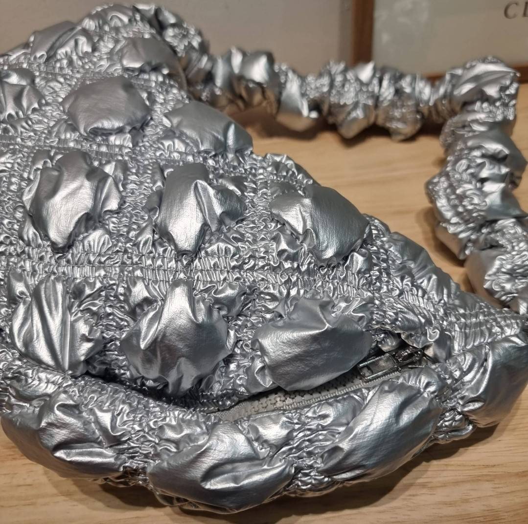 Carlyn cozy bag / Carlyn glaze bag 13 สีพร้อมส่ง อีกหนึ่งคอลเด็ด ที่ฮิตแบบฉุดไม่อยู่ กับไอเท็มนุ่มนิ่มจากเกาหลี พร้อมสีใหม่ล่าสุด กระเป๋าสะพายก้อนเมฆสุดเก๋ ที่สามารถใช้ได้หลากหลาย