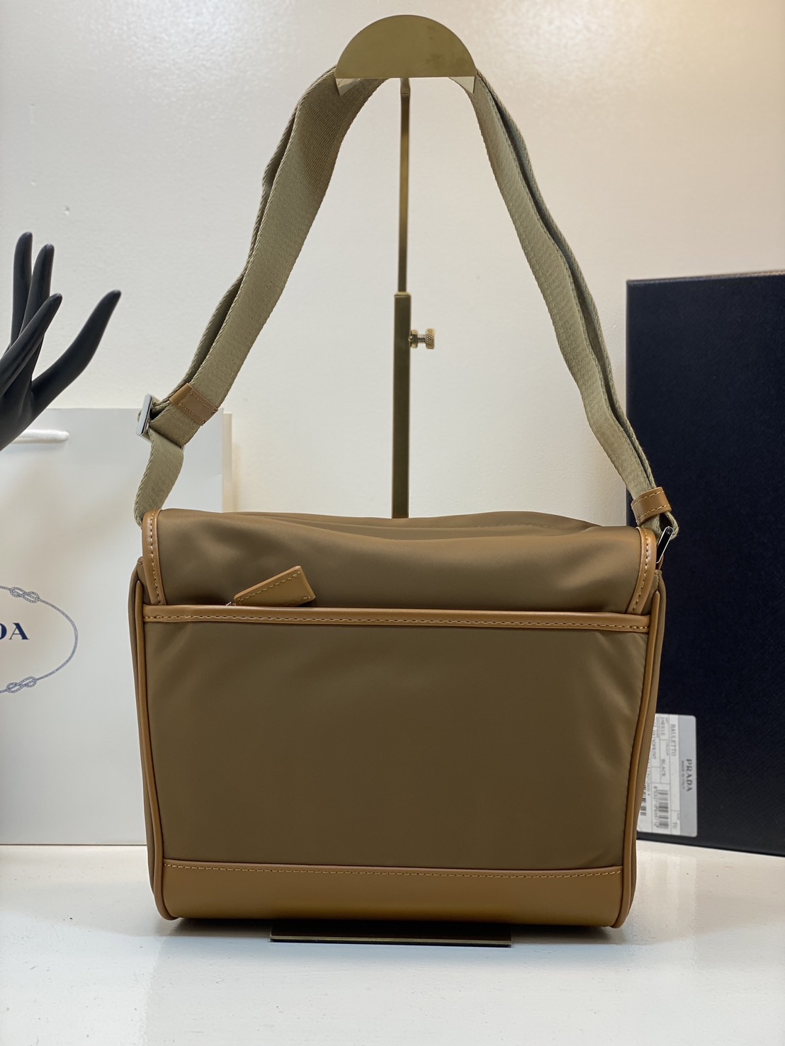 PRADA Re-Nylon and leather shoulder bag / PRADA Messenger Bag กระเป๋าสะพายคอมพลีทครีเอทลุคหล่อเท่ เกรดออริ สลับแท้ 1:1 ใช้งานต่างประเทศได้