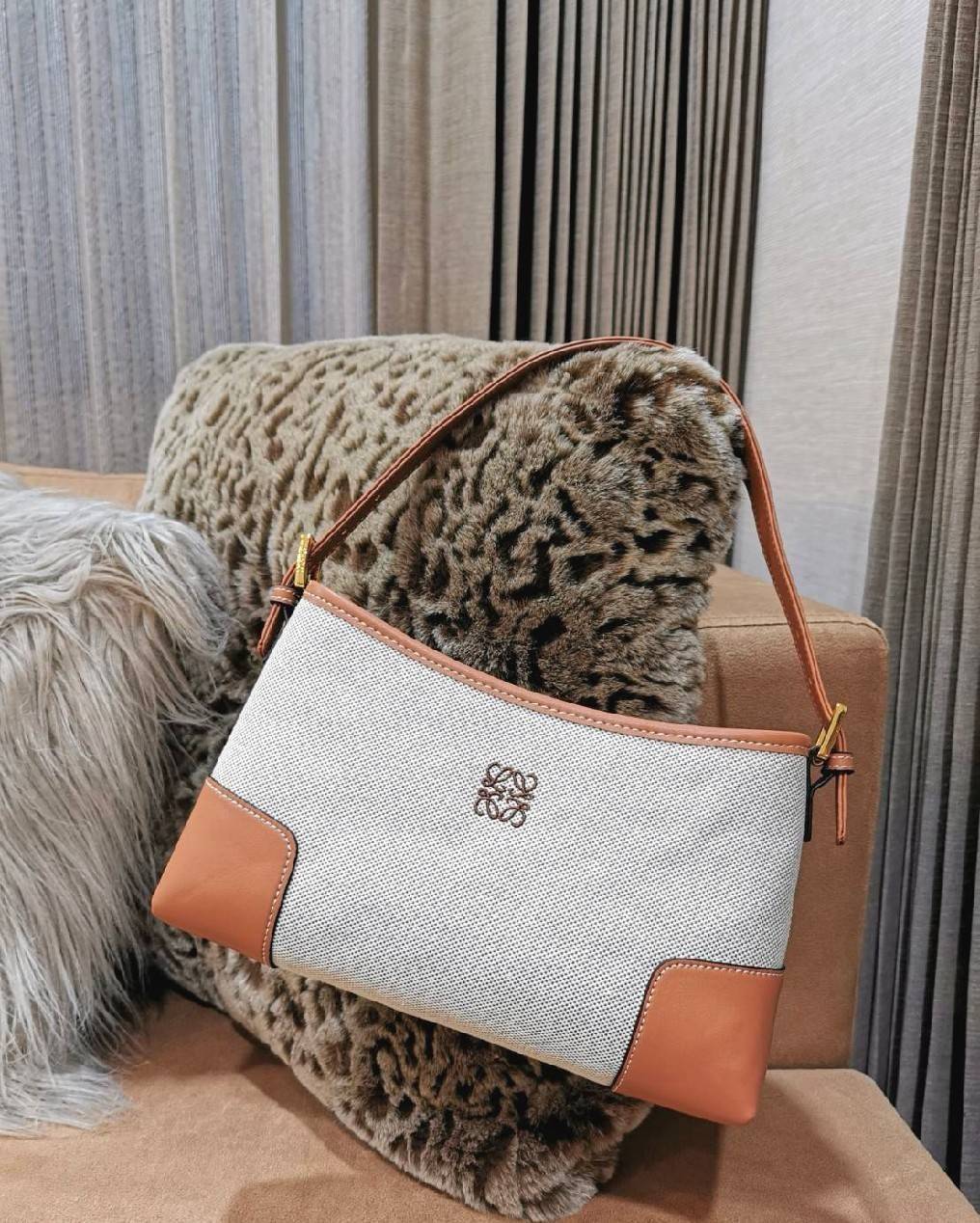 LOEWE SHOULDER BAG VIP GIFT WITH PURCHASE (GWP) พรีเมี่ยมกิ๊ฟ Limited จาก LOEWE PERFUME DUTYFREE COUNTER รุ่นใหม่วัสดุ Canvas Fabric ผสมผสานหนังแท้ CalfSkin ดีไซน์และโทนสีลงตัวสุดคลาสสิค เปิดปิดด้วยซิปแบรนด์อะไหล่ทอง ภายในโล่งกว้างซับในผ้าฝ้ายลายก้างปลาคง