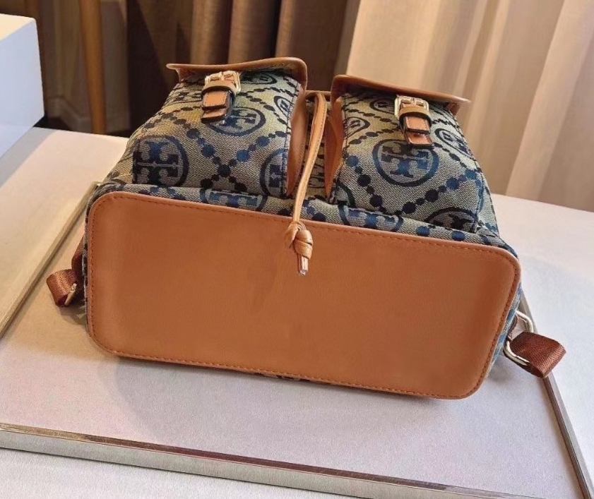 Tory Burch Backpack Re Stock! หมดแล้วหมดเลย จำนวนไม่มากค่ะ 🔥 กระเป๋าสะพายหลังแบบมีหูหิ้ว ขนาดกำลังสวย เป็นอีกรุ่นที่สวย น่าใช้มากๆค่ะ แถมเป็นรุ่นที่หายากมากแล้ว จะใช้ไปทำงานหรือวันท่องเที่ยวได้หมดนะคะ ใช้งานง่าย เหมาะแก่การพกพาทีเดียว ต้องมีสักใบ 