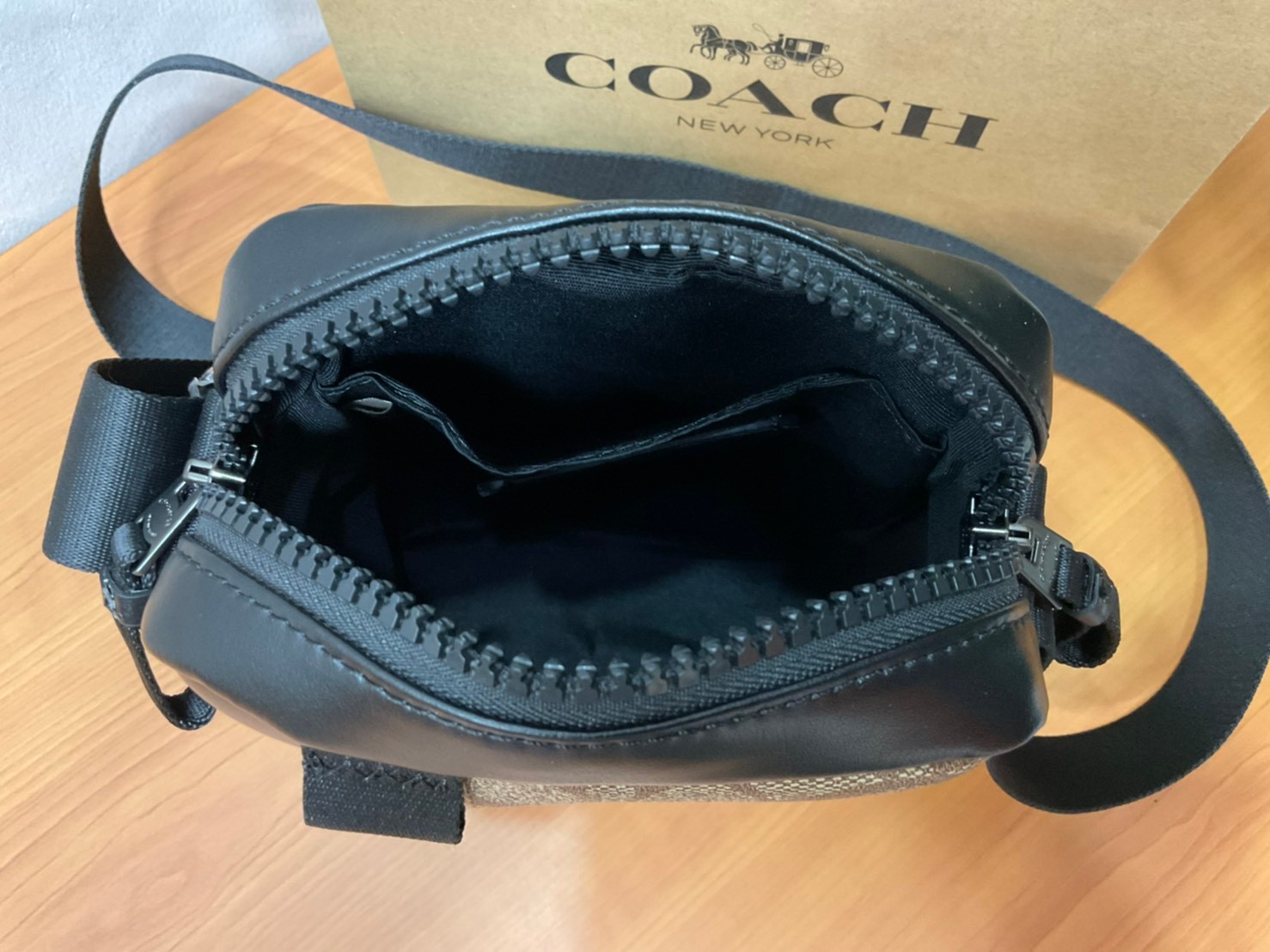 COACH NORTH/SOUTH EDGE CROSSBODY (COACH 5626) IN SIGNATURE CANVAS (COACH 6788) กระเป๋าสะพายผู้ชาย กระเป๋าสะพายรุ่นใหม่ ชนช็อป (!!)รุ่นหายาก สี COBALT MULTI วัสดุทำจาก หนังลูกวัวแท้ เนื้อเรียบ พิมพ์ลาย ขนาดกำลังดี