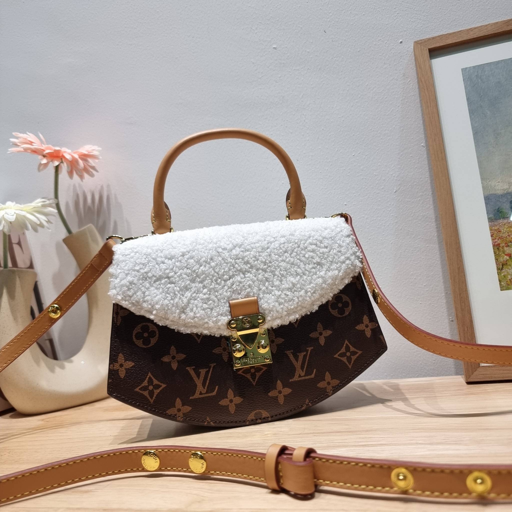 LV EDEN FLEECE bag / LV CROSSBODY HAND BAG กระเป๋าสะพายดีไซน์ใหม่ แรร์ไอเท็มที่สาวๆต้องมี! ดีไซน์ตกแต่งขนฟูนุ่ม วัสดุหนังแคนวาส เปิด-ปิดกระเป๋าด้วยอะไหล่กดล็อค ภายในเป็นช่องโล่ง มีช่องซิปแยก มีหูจับในตัวและสายครอสบอดี้มาให้ ใช้งานง่าย เหมาะกับทุกสไตล์การแ