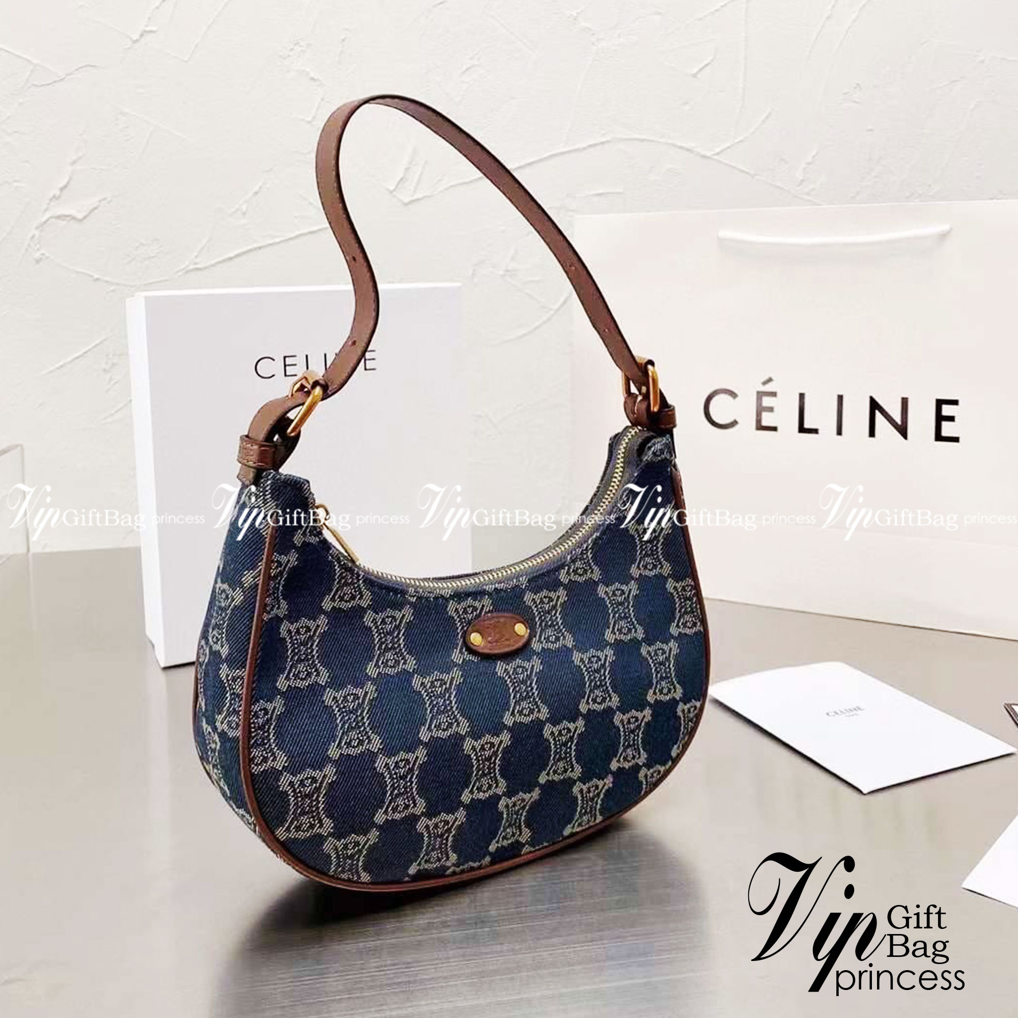 CELINE Ava handbag Blue in Denim / Celine Denim Ava Monogram Bag / Celine Paris Macadam shoulder bag กระเป๋าคล้องไหล่ซีลีนรุ่นใหม่ ตัวกระเป๋าทำจากผ้ายีนส์(ผ้าฝ้ายคุณภาพดี) ใช้งานทน สายสะพายหนัง ด้านในกว้างขวางใส่ของได้เยอะ ทรงนี้นิยมสุดๆ งานสวยมากกกก ก.ล้