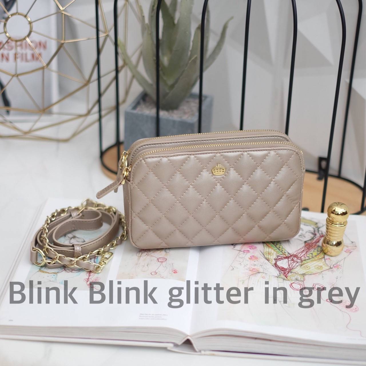 💥รุ่นขายดี มาเพิ่มแล้วค่า KEEP Carla รุ่นขายดีที่สุด ทรง น่ารักสุดๆ 💙 พร้อมสีCollection ใหม่ ‘’Blink Blink glitter ‘’ มีให้เลือกถึง 3 สี : Blink Blink glitter in Pink // Blink Blink glitter in Grey // Blink Blink glitter in Brown 👍