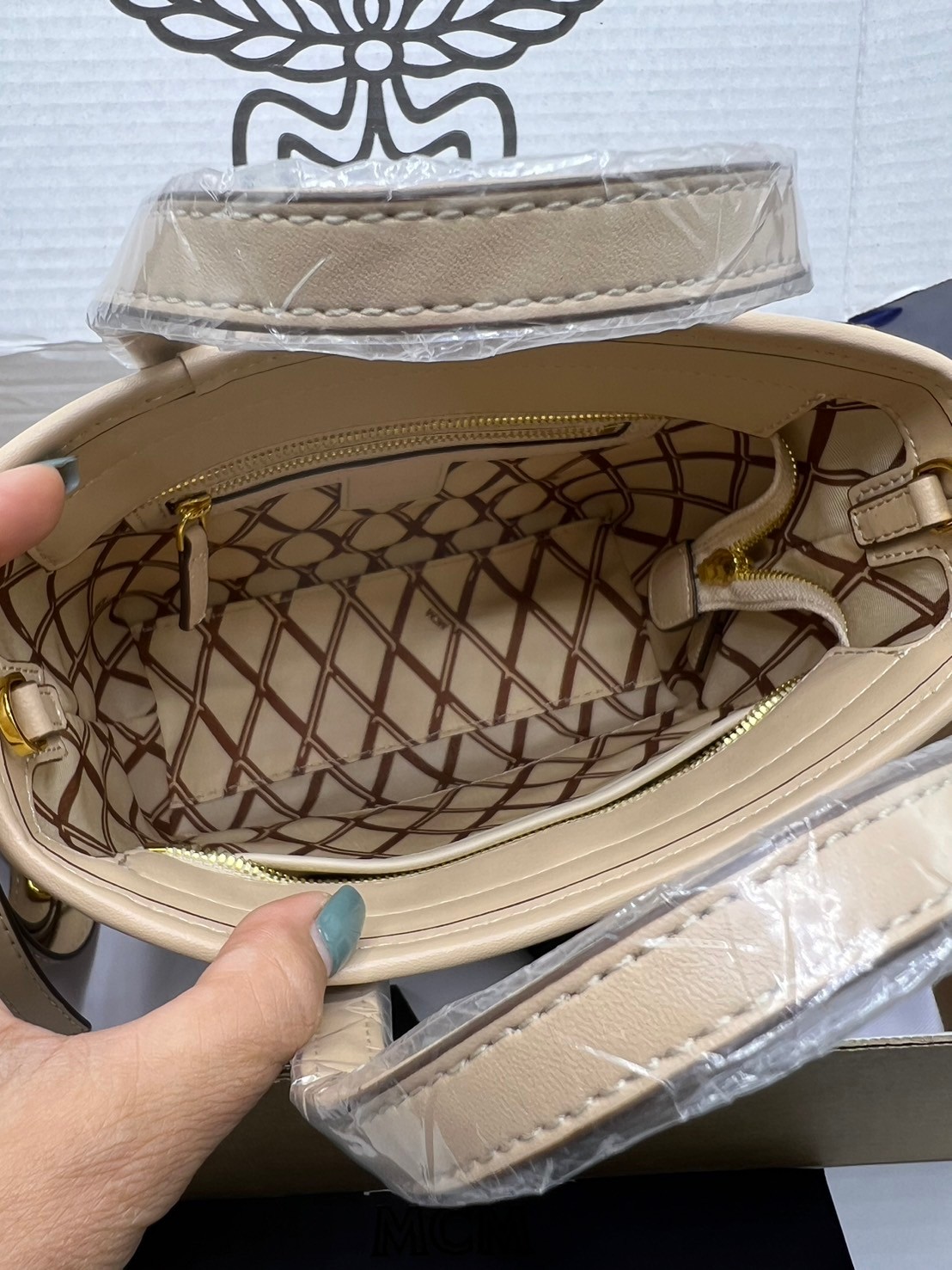 M.C.M Toni Top-Zip Shopper in Visetos กระเป๋าทรงโท้ท พร้อมพวงกุญแจน้องหมาห้อย พิมพ์ลายสวยงาม เกรดท็อปออริ 1:1 สลับแท้ ใช้งานต่างประเทศได้