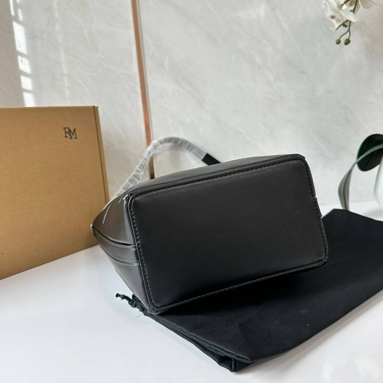 Rally The Bag Whisper กระเป๋าทรงบัคเก็ตงานหนังรุ่นใหม่ ฮอทติดลมบน มาแรงสะพายกันทั่วบ้านทั่วเมือง สายแบกสายขนห้ามพลาดจุของได้เยอะ รุ่นหนังผิวสัมผัสนิ่มมือ ทนทานและจุสิ่งของได้ครบครัน