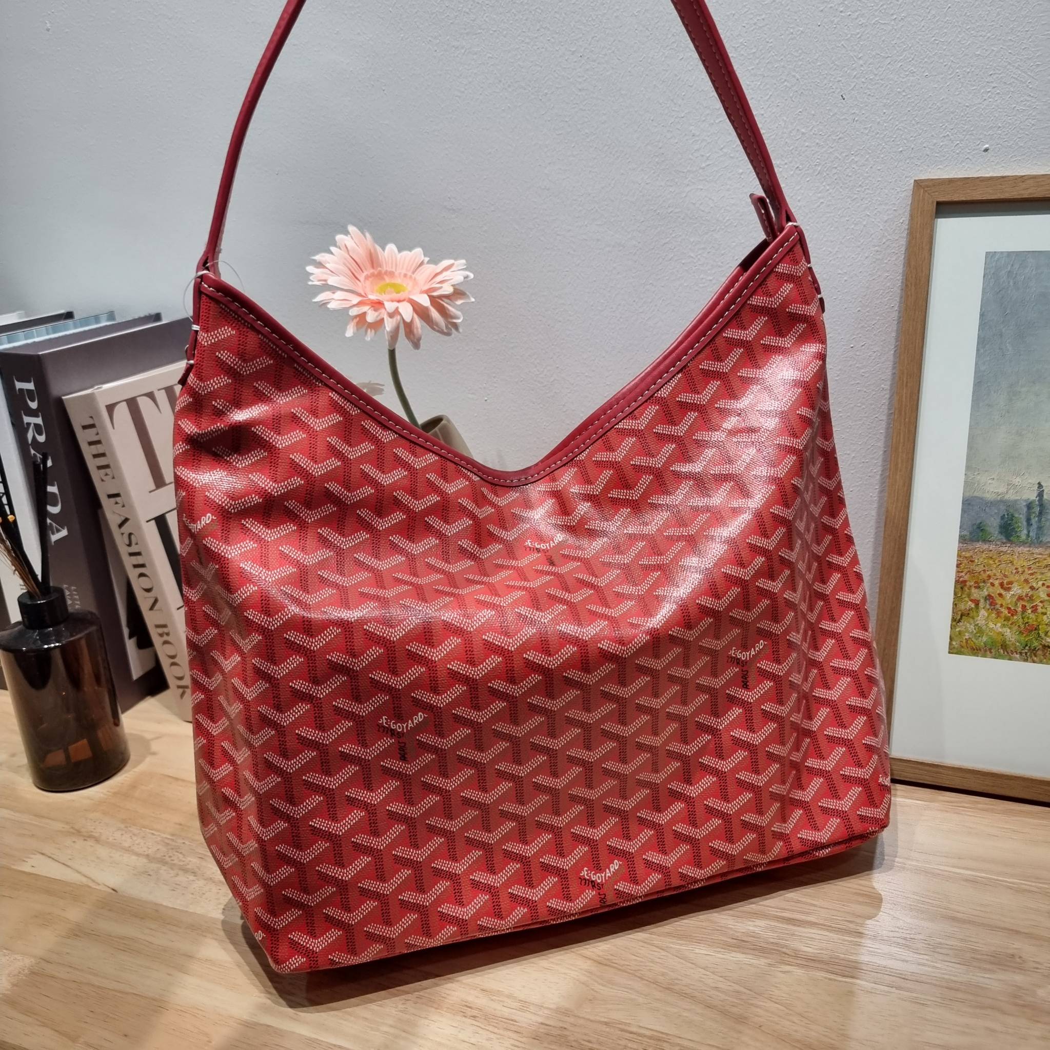 GOYARD BOHEME HOBO BAG / GOYARD HOBO กระเป๋าสะพายทรงโฮโบ ใบใหญ่จุใจ!! มาครบสีขายดี เลิศทุกสี รูปทรงคลาสสิค ดีไซน์เป็นเอกลักษณ์ วัสดุหนังแคนวาสพิมพ์ลายสวยคม ปากกระเป๋ามีซิปเปิด-ปิดกันของหล่นได้ ภายในโล่งกว้างมาก มาพร้อมสายคล้องในตัว ทนทาน สะพายสวยๆได้ทุกวั