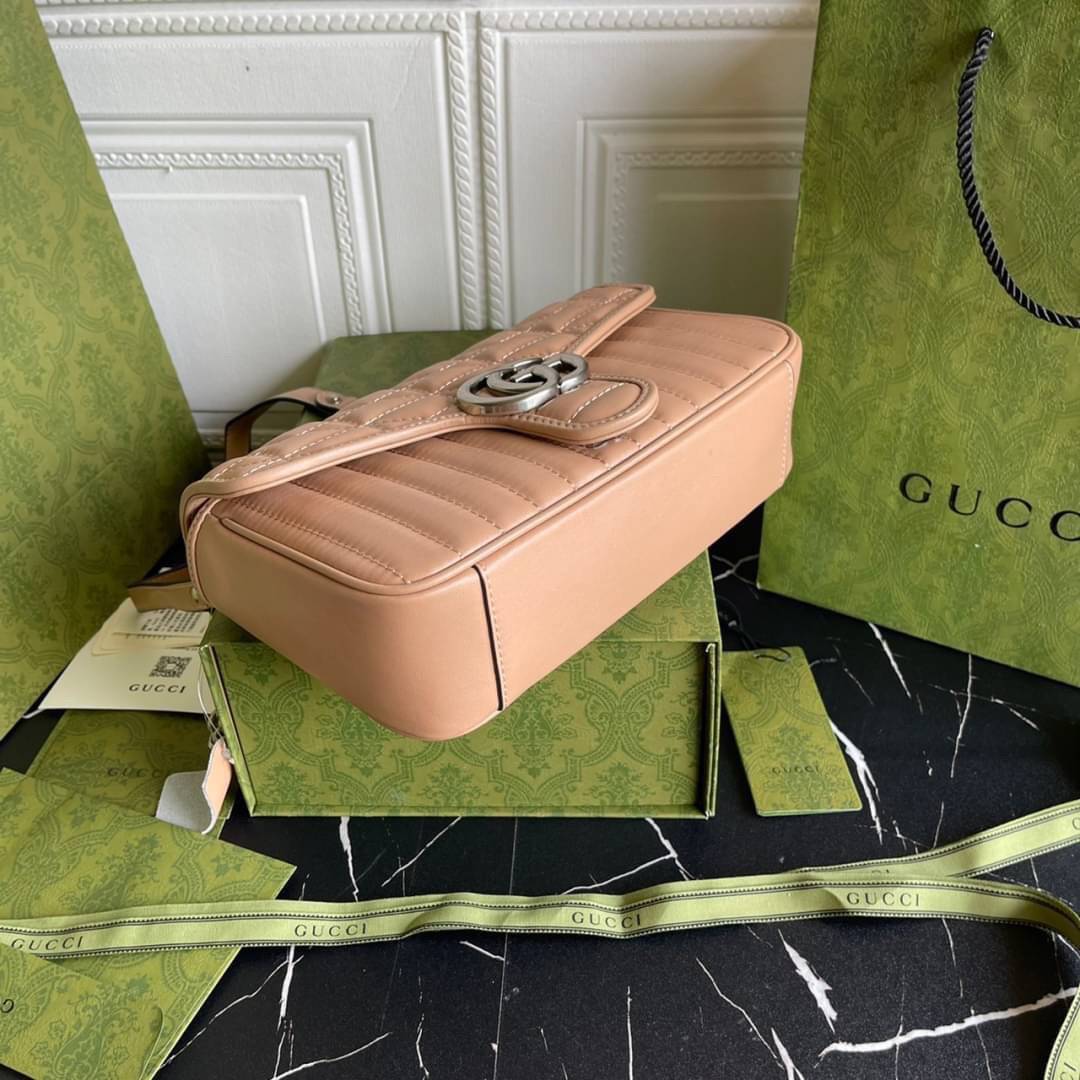 หนังแท้ 26cm GUCCI GG Marmont leather shoulder bag แบบใหม่ล่าสุด ราคานี้หนังแท้คือคุ้มมากเลยค่าสาวๆ ต้องจัดแล้วน้าา ยกระดับความหรูให้กับตัวเองกันหน่อย ด้วยกระเป๋ารุ่นนี้!! ครอสบอดี้ที่ดีไซน์หรู อัพเลเวล ในราคาที่จับต้องได้ พร้อมเสิร์ฟความสวยตรงถึงบ้านแล้ว