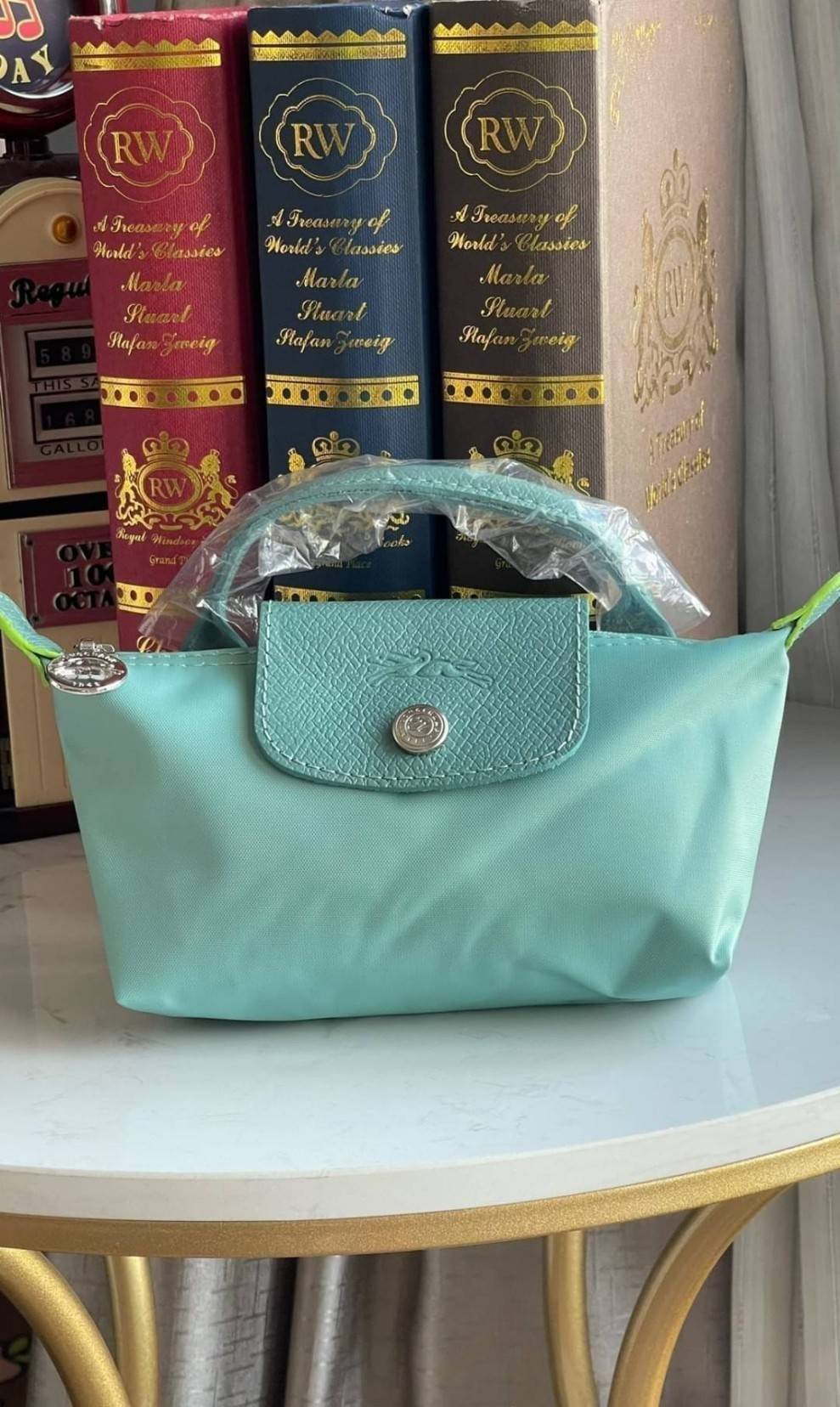 LONGCHAMP LE PLIAGE ORIGINAL Pouch with handle กระเป๋าถือขนาดมินิทรงpouch ให้ความหรูหราจาก Le Pliage (เลอ ปลิยาจ) ในขณะที่ที่ปิดแบบซิปช่วยให้คุณมั่นใจได้