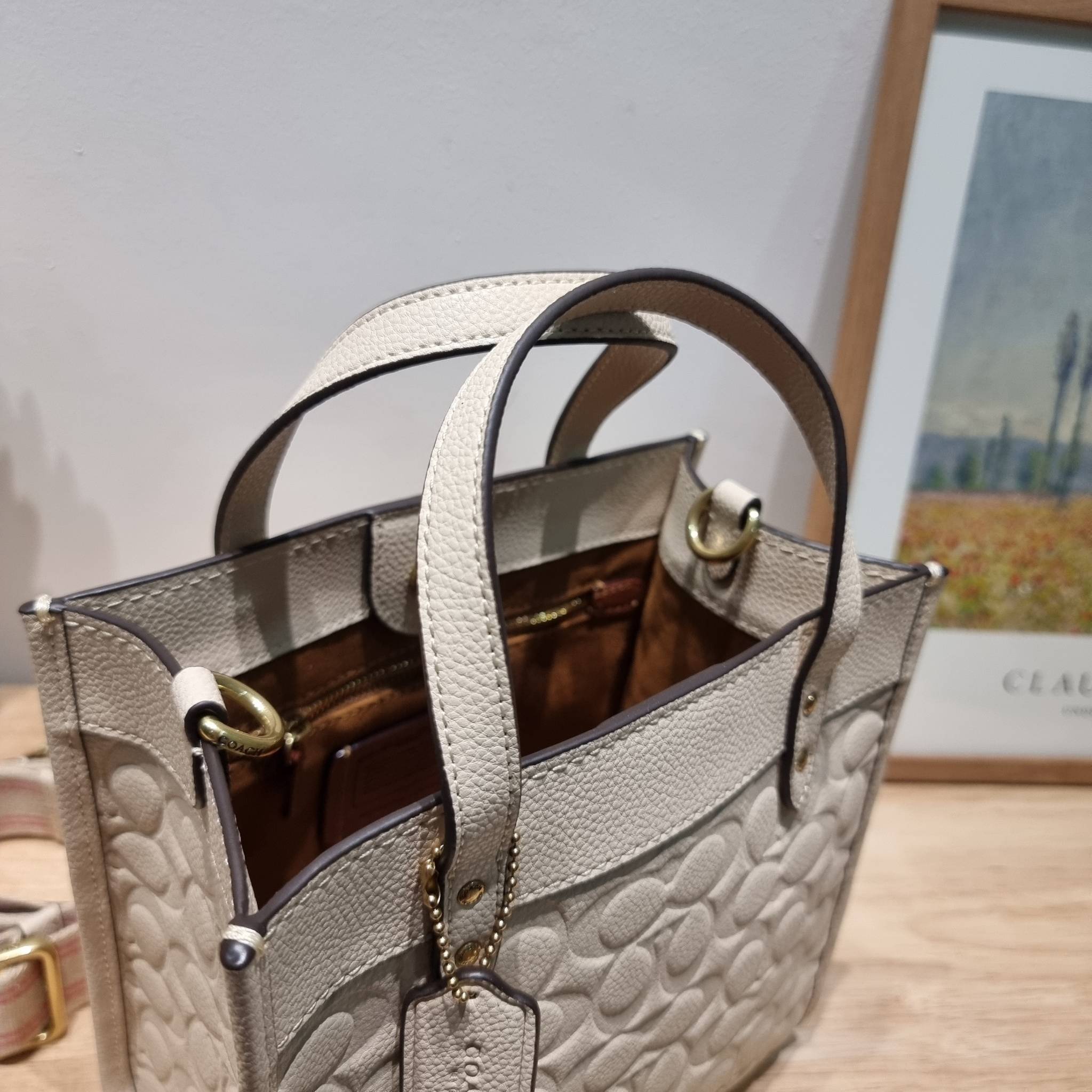 COACH C4829 FIELD TOTE 22 IN SIGNATURE LEATHER คอลเลคชั่นสุดหรู กับกระเป๋าทรงโท้ท ไซส์กำลังสวย ดีเทลหนังปั๊มเต็มใบ สีโทนผู้ดีม้าก บวกกับสายสะพายสีตัดกับกระเป๋า เพิ่มมูลค่าไปอีก ทำให้ไอเท็มนี้ดึงดูดทุกสายตา