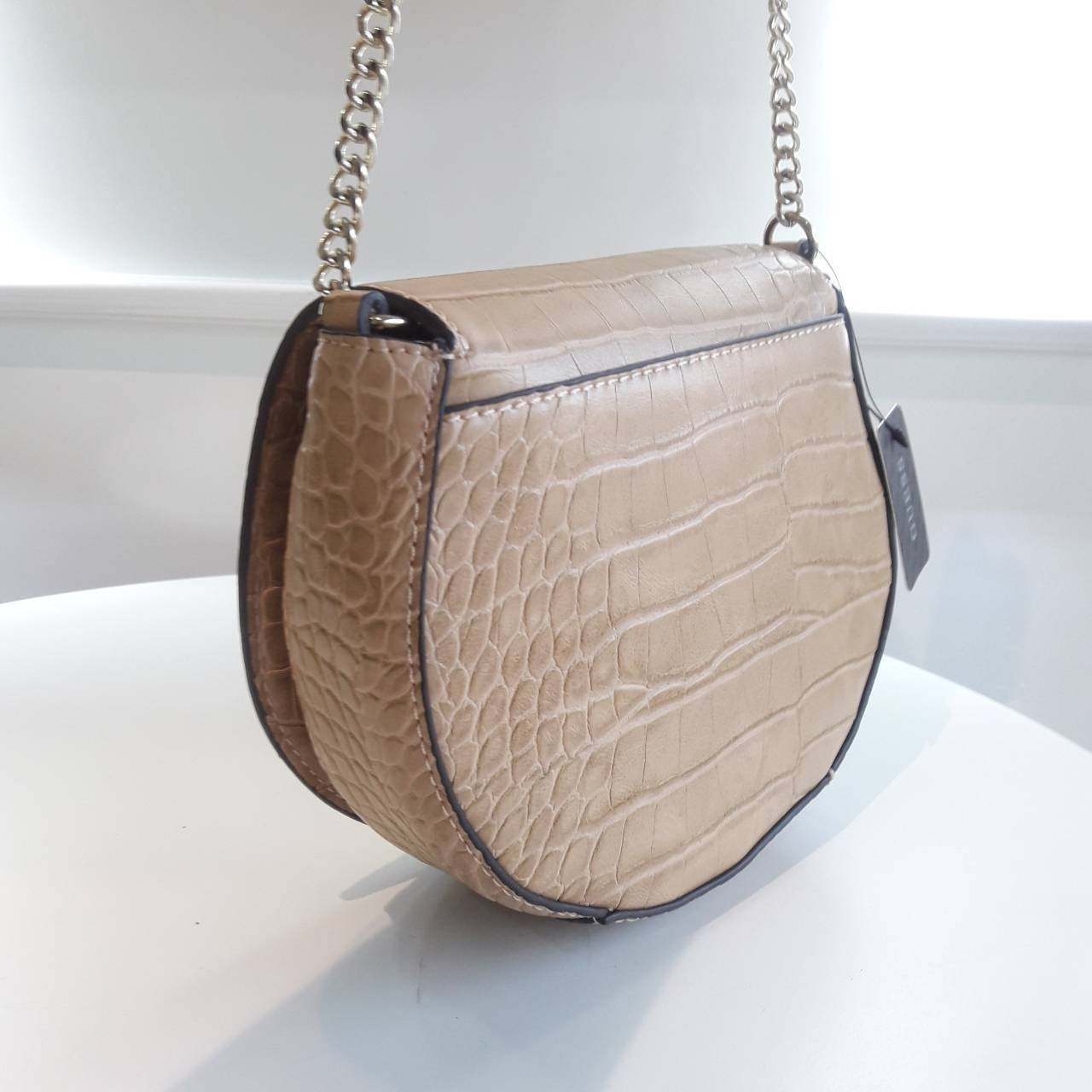 Guess croc crossbody bag กระเป๋าสะพานดีไซน์เก๋ ทรงน่ารัก ฝาพับโค้งดีไซน์สวย ด้านหนังปั๊มลาย croc ประดับ logo brand สีทอง เปิดปิดด้วยกระดุม มีช่องเล็กลับใส่บัตรได้ ช่องใหญ่บุผ้า ลายแบรนด์ มีช่องใส่ของแยก ใส่มือถือได้ทุกรุ่น มาพร้อม สายยาวโซ่ต่อหนัง ใบนี้เห