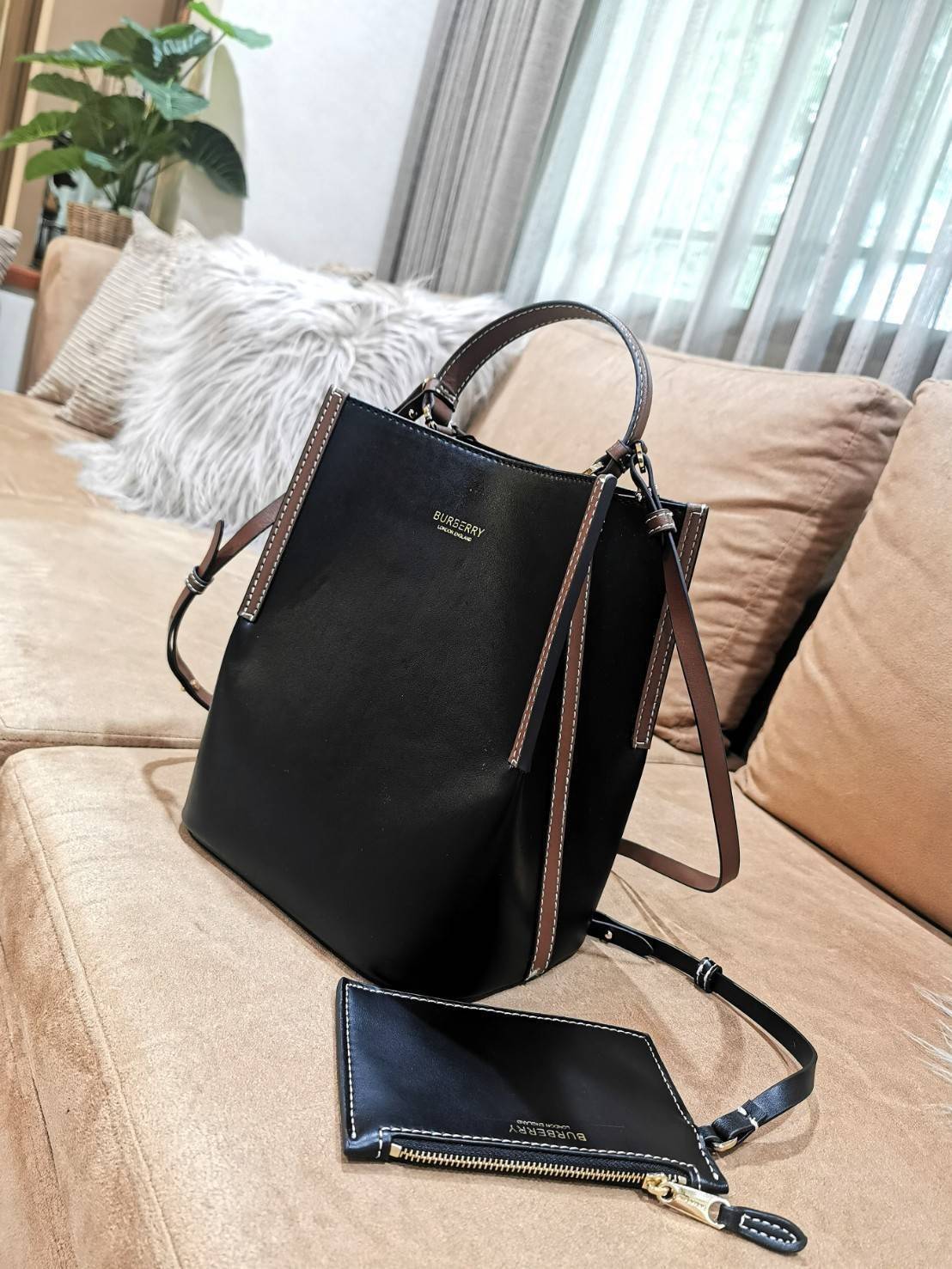 BURBERRY FRAGRANCES BUCKET BAG GIFT WITH PURCHASE พรีเมี่ยมกิ๊ฟ Limited Edition จาก BURBERRY PERFUME วัสดุหนังแท้ CalfSkin สวยหรูอยู่ทรง มาพร้อมกระเป๋าคลัชเล็กเข้าชุดกันสายคล้องสามารถถอดแยกใช้ได้ ภายในโล่งกว้างและจุสามารถใส่กล้อง มือถือ ของใช้ได้เยอะ หูจั