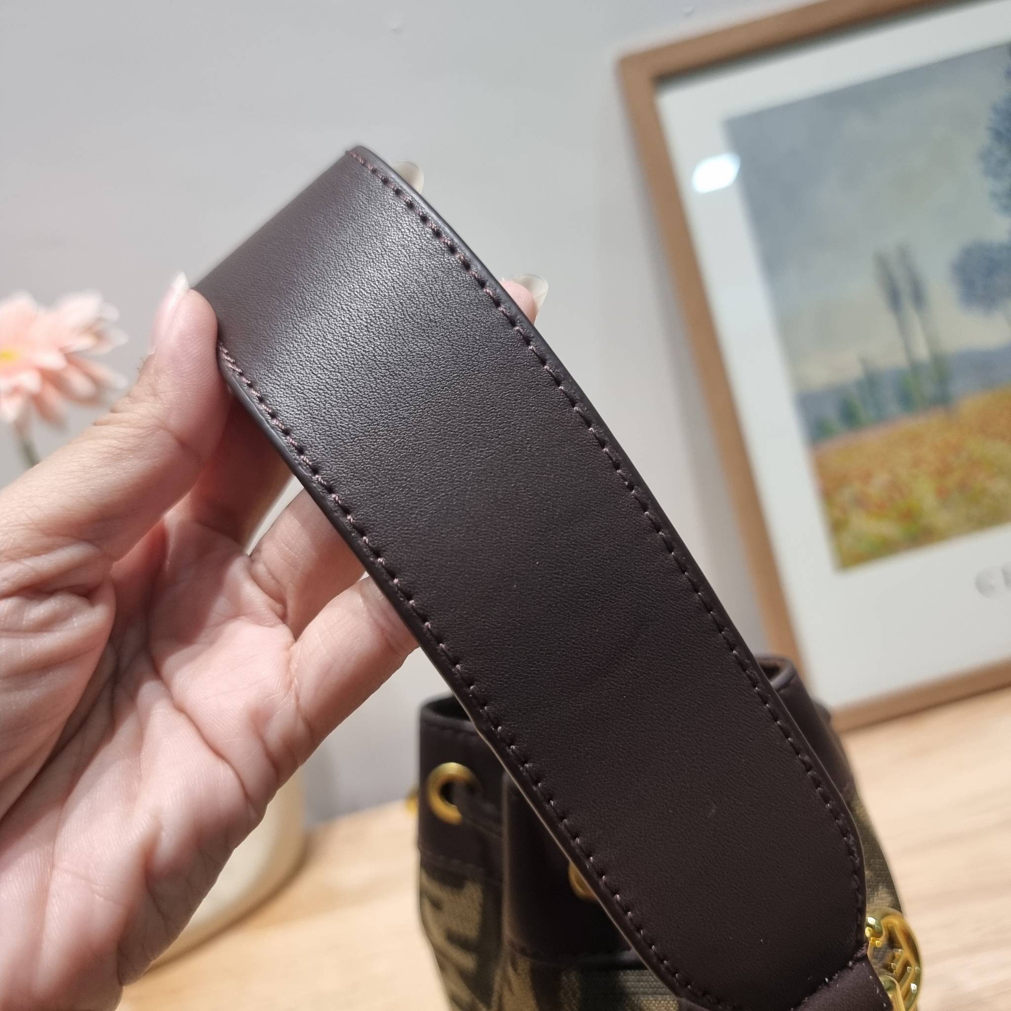 FENDI MINI BUCKET BAG / Fendi Mon Tresor Mini Brown Bag กระเป๋าสะพายทรงขนมจีบยอดฮิต ไซส์มินิ ที่น่ารักน่าใช้มาก ดีไซน์สวยอยู่ทรง วัสดุผ้าแคนวาสสลับหนังแท้ ดีเทลห่วงคล้องอะไหล่สวยหรู มาพร้อมสายสั้นคบ้องแขน และสายครอสบอดี้สำหรับสะพายข้าง สลับใช้ได้ไม่จำเจ ภ