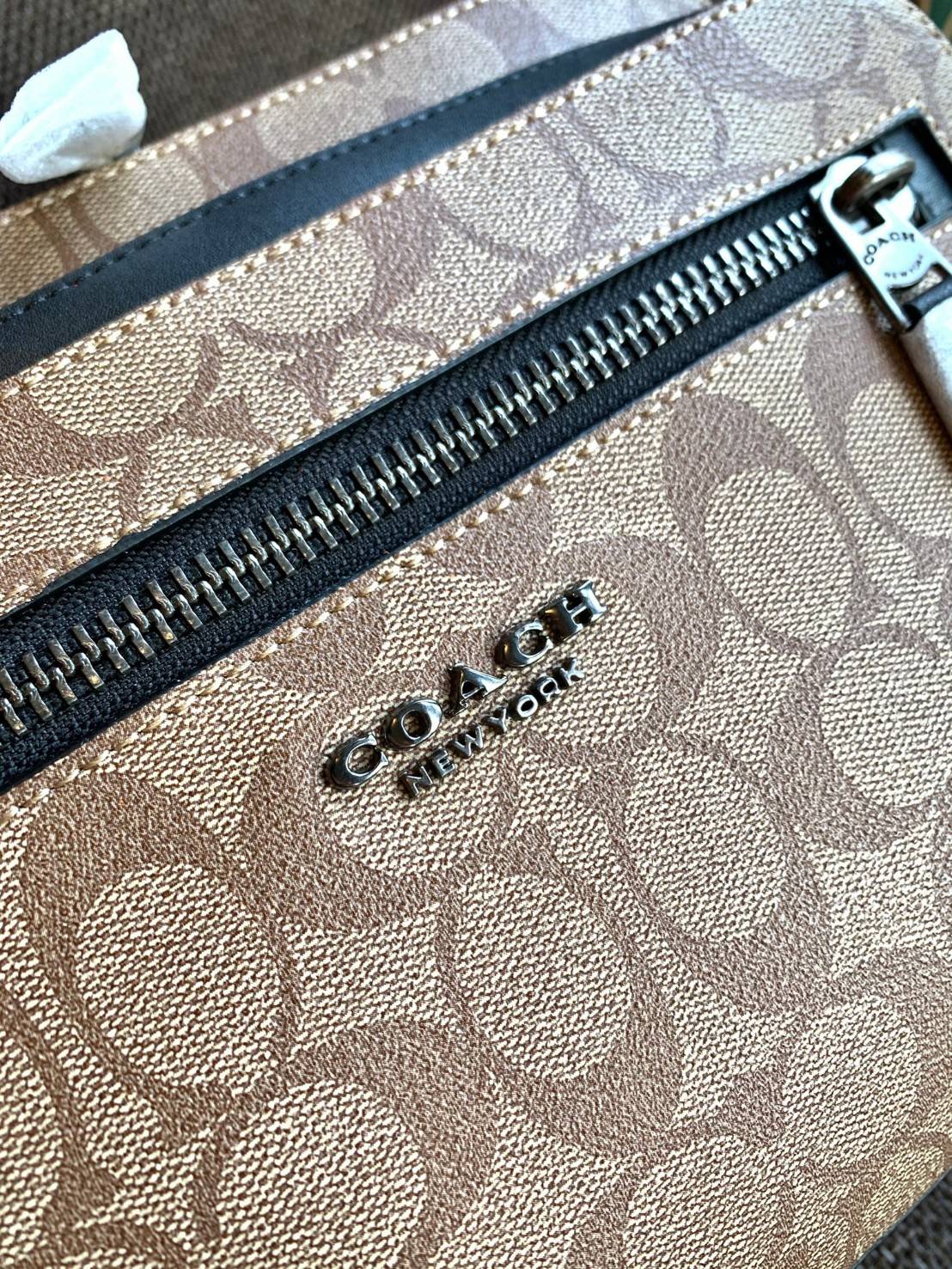 พร้อมสีออกใหม่ ห้ามพลาดค่าา!! COACH WEST CAMERA BAG IN SIGNATURE ((91485)) 🔺กลับมาตามคำเรียกร้องค่าา! กระเป๋าสะพายผู้ชาย((ผู้หญิงก็ใช่สวยทีเดียวค่ะ😘)) หนังแท้ ล่ยหนังCanvasสวยค่ะ มีช่องซิปหน้า//ช่องซิปกลางกว้าง//ช่องหลักแบบซิปคู่ ใส่สัมภาร