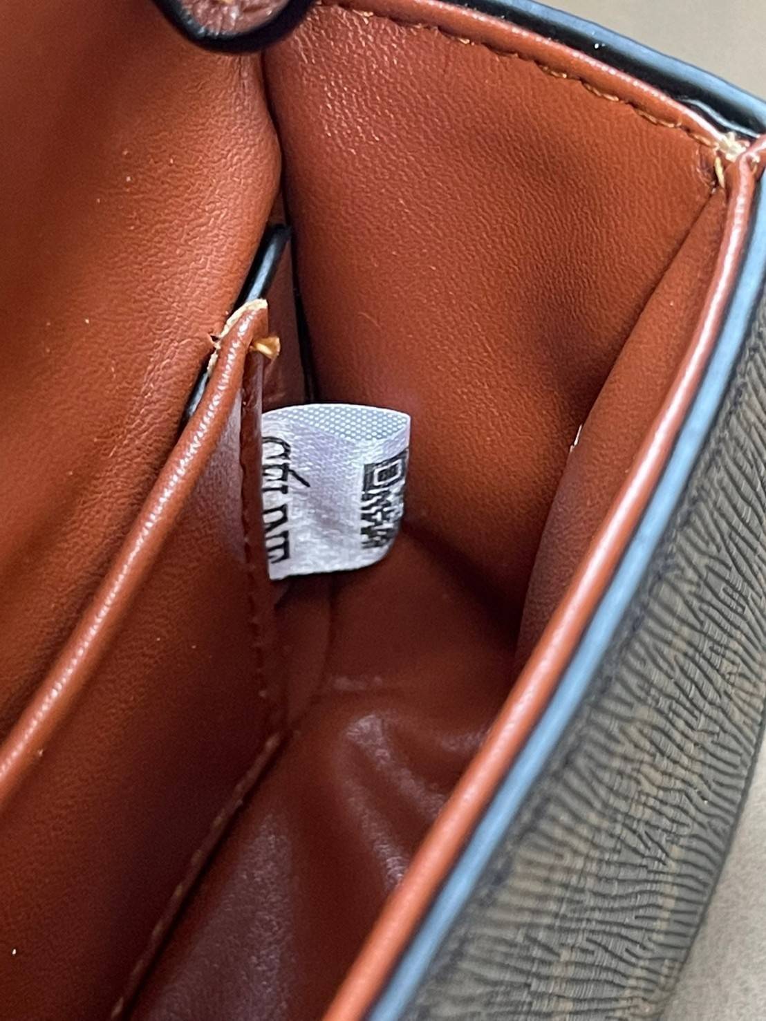 VIP 】CELINE MINI TRIOMPHE IN TRIOMPHE CANVAS กระเป๋ามินิทรงชิค ดีไซน์รูปกล่องสุดแสนมินิมอล สามารถสะพายแบบ Crossbody และยังเป็น Belt Bagได้อีกด้วย วัสดุแคนวาสลาย Triomphe แบบไม่มีตกยุค ด้านหน้าโดดเด่นด้วยโลโก้สีทอง เป็นอีกหนึ่งตัวเลือกให้คุณเลือกสะพายในชีว