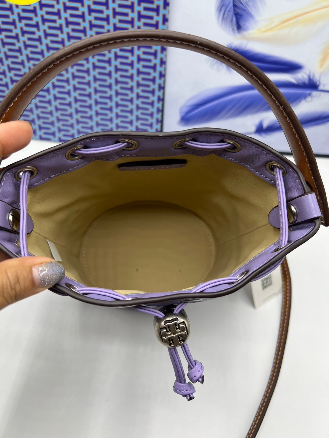 6 สี Tory Burch Puffy Mini / Tory burch T Monogram Puffy Patent Mini Bucket Bag / Tory Bucket Bag กระเป๋าบัคเกต size เล็ก โดดเด่นด้วยโลโก้ตัวนูนปั๊มด้านหน้า