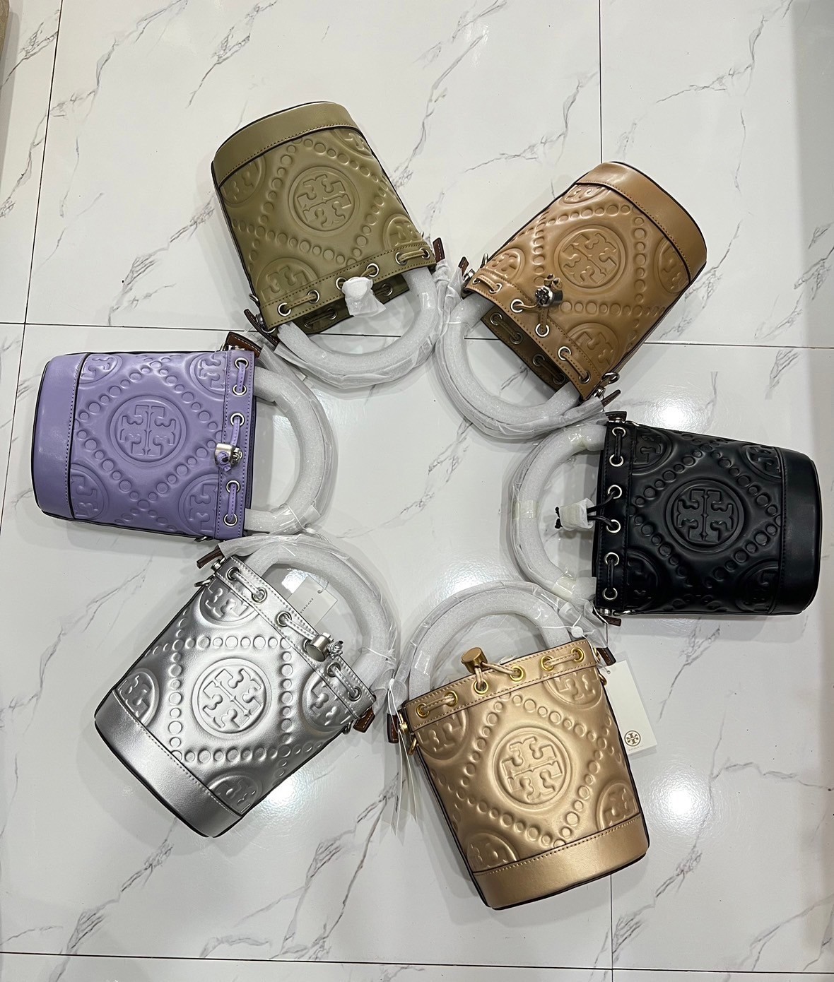 6 สี Tory Burch Puffy Mini / Tory burch T Monogram Puffy Patent Mini Bucket Bag / Tory Bucket Bag กระเป๋าบัคเกต size เล็ก โดดเด่นด้วยโลโก้ตัวนูนปั๊มด้านหน้า