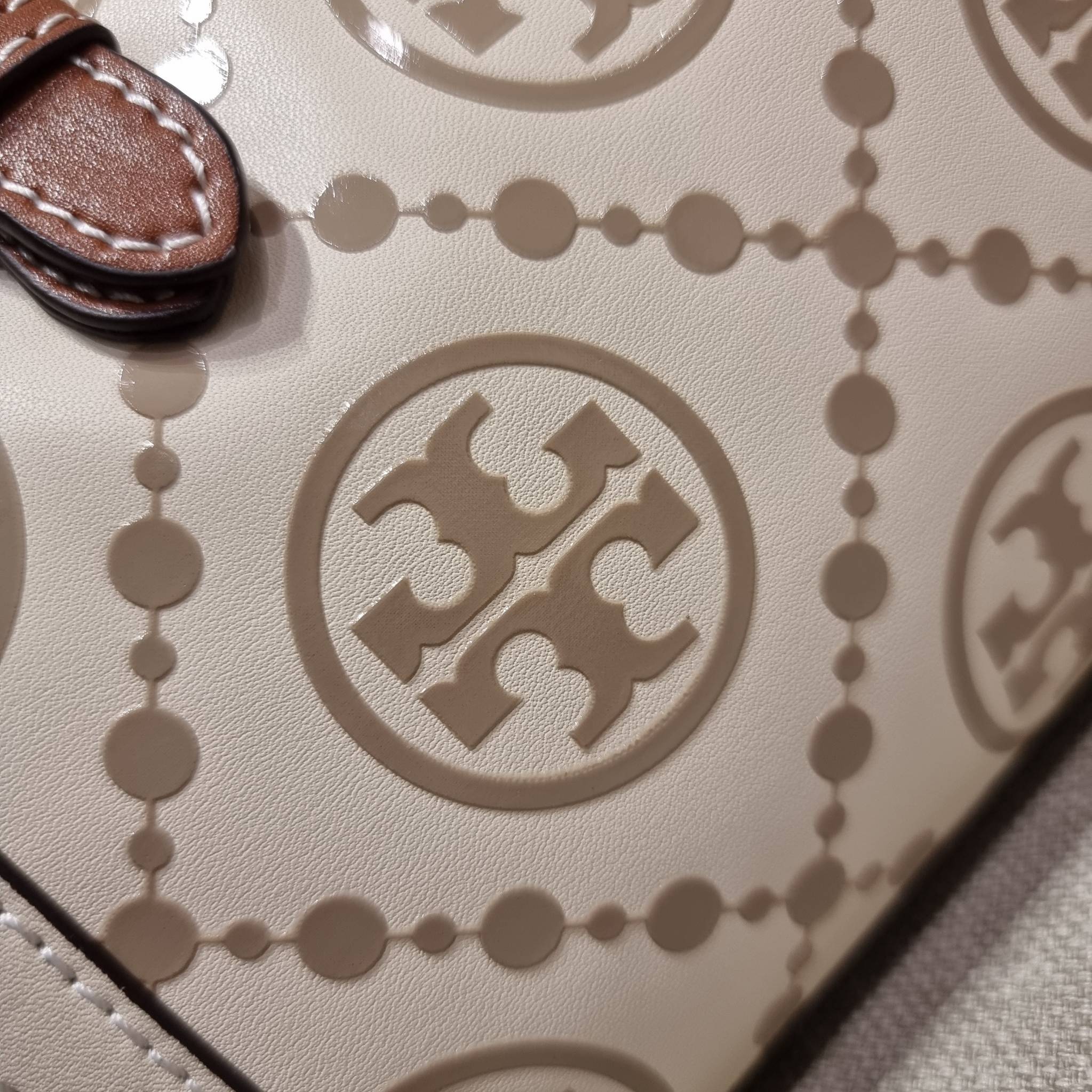 TORY BURCH T MONOGRAM MINI EMBOSSED WINE BUCKET BAG คอลเลคชั่นใหม่ กับกระเป๋าสะพายทรงยอดนิยม ในไซส์มินิ ดีไซน์ใหม่ล่าสุด สวยลูกคุณหนู หรูหรา!! ด้วยดีเทลผิวลายนูนลวดลายเอกลักษณ์ วัสดุหนังแท้ มีหูจับในตัว สีโทนอุ่นขับผิว สะดวกใช้ไปอีก และมีสายสะพายข้าง ปรับ