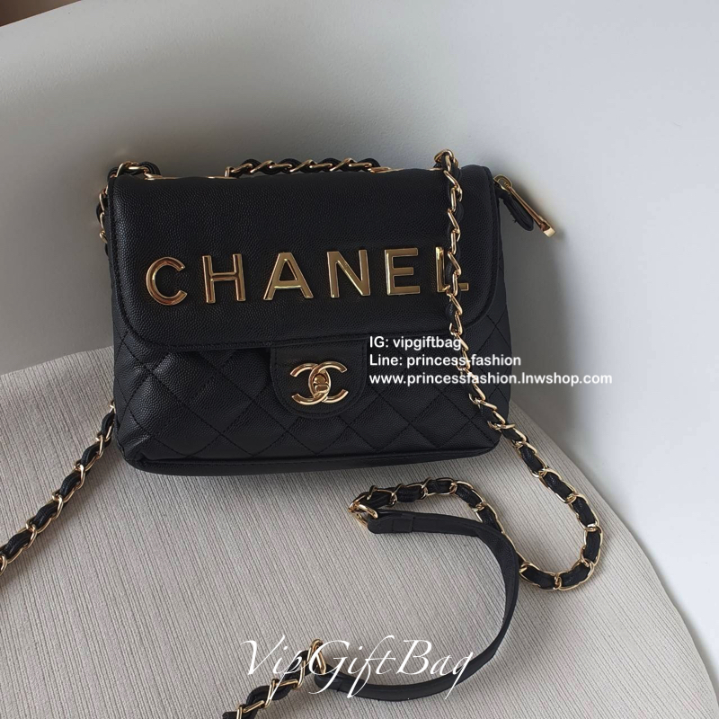 CHANEL VIP GIFT SHOULDER BAG รุ่น LIMITED จากงาน VIP GIFT(GWP) ของแท้100% วัสดุหนังคาเวียร์เต็มใบ ด้านหน้าประดับโลโก้ทองสุดหรู เปิดปิดด้วยหมุดหมุน CC ด้านในมีซิปอีกชั้น อะไหล่ทองทั้งใบ ในใส่ของได้เยอะ มาพร้อมสายสะพายสายโซ่สลับหนังมีที่รองบ่าถนอมไหล่(ถอดไม