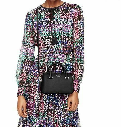 Kate Spade New York Cedar Street Bowling Bag กระเป๋าถือหรือสะพายหนัง Saffiano ทรง Bowling สวยหรู อยู่ทรงสไตล์ PRADA ด้านหน้าประดับโลโก้สีทองหรู มาพร้อมสายสะพายยาวถอดได้ปรับได้ ภายในมีช่องซิปและช่องใส่มือถือ ใส่กระเป๋าสตางค์ใบยาวของใช้ได้จุ น้ำหนักเบาขนาดก