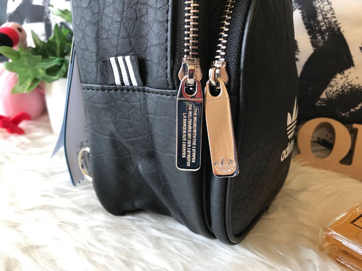 ADIDAS ORIGINALS CLASSIC MINI BACKPACK กระเป๋าเป้ทรงคลาสสิคไซส์มินิจากแบรนด์ adidas มาในขนาดกระทัดรัด น้ำหนักเบา พกพาสะดวกมากๆ วัสดุหนังนิ่มมือสุดๆ!! ทำความสะอาดง่าย เปิด-ปิดกระเป๋าด้วยซิป มีช่องหลักและช่องย่อยด้านหน้า หัวซิปปั๊มแบรนด์อะไหล่สวย ภายในกระเป