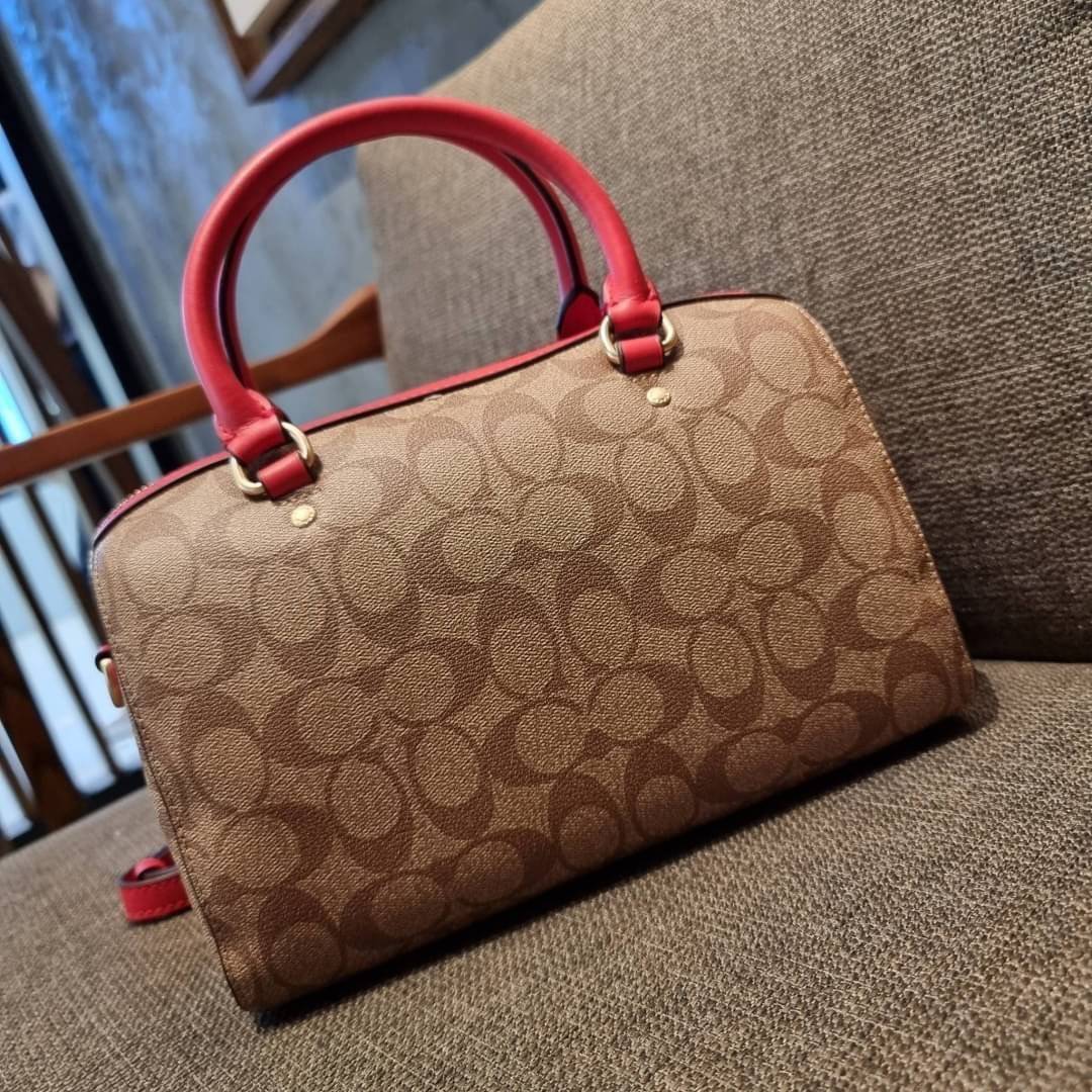 COACH F83607 ROWAN SATCHEL IN SIGNATURE CANVAS กระเป๋าทรงหมอนยอดฮิต คลาสสิคใช้งานได้ไม่มีเบื่อ มาครบสีขายดี ด้วยรูปทรงสวยงาม และใช้งานได้อย่างกระฉับกระเฉง วัสดุหนังแคนวาสเคลือบลาย ทนทาน ภายในโล่งกว้าง มีช่องซิปและแบ่งสัดส่วนได้ลงตัว บอกเลยว่าสาวๆพลาดไม่ได