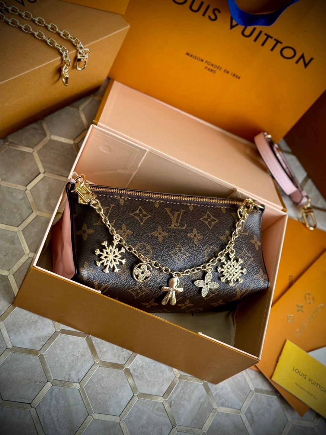 พร้อมส่ง 3 สี LV Bloom Pouch Monogram Flower coated canvas / Rose Jasmine / Banana / Denim กระเป๋าสะพายรุ่นใหม่ โดดเด่นด้วยรูปทรงทันสมัย Monogram Flower