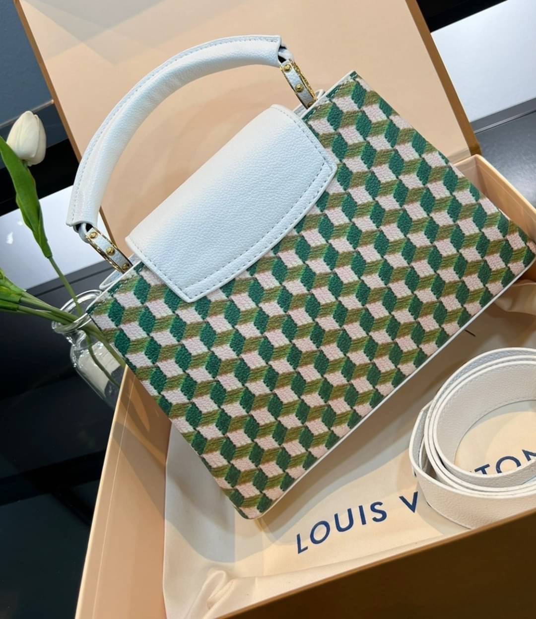 LV capucines top handle สีเขียวเหนี่ยวทรัพย์ที่สุดของความสวยในราคาเบาๆ กระเป๋าถือสุดหรู ดีไซน์ทรงคลาสสิค พร้อมลวดลายหรูหรา มาพร้อมหูจับในตัว ด้วยรูปทรงวินเทจ สัมผัสดี ขับผิว ทำให้ไอเท็มนี้สะกดทุกสายตาจริงๆ พร้อมส่งครบ box set ในราคาที่คุ้มที่สุด จัดเถอะค่